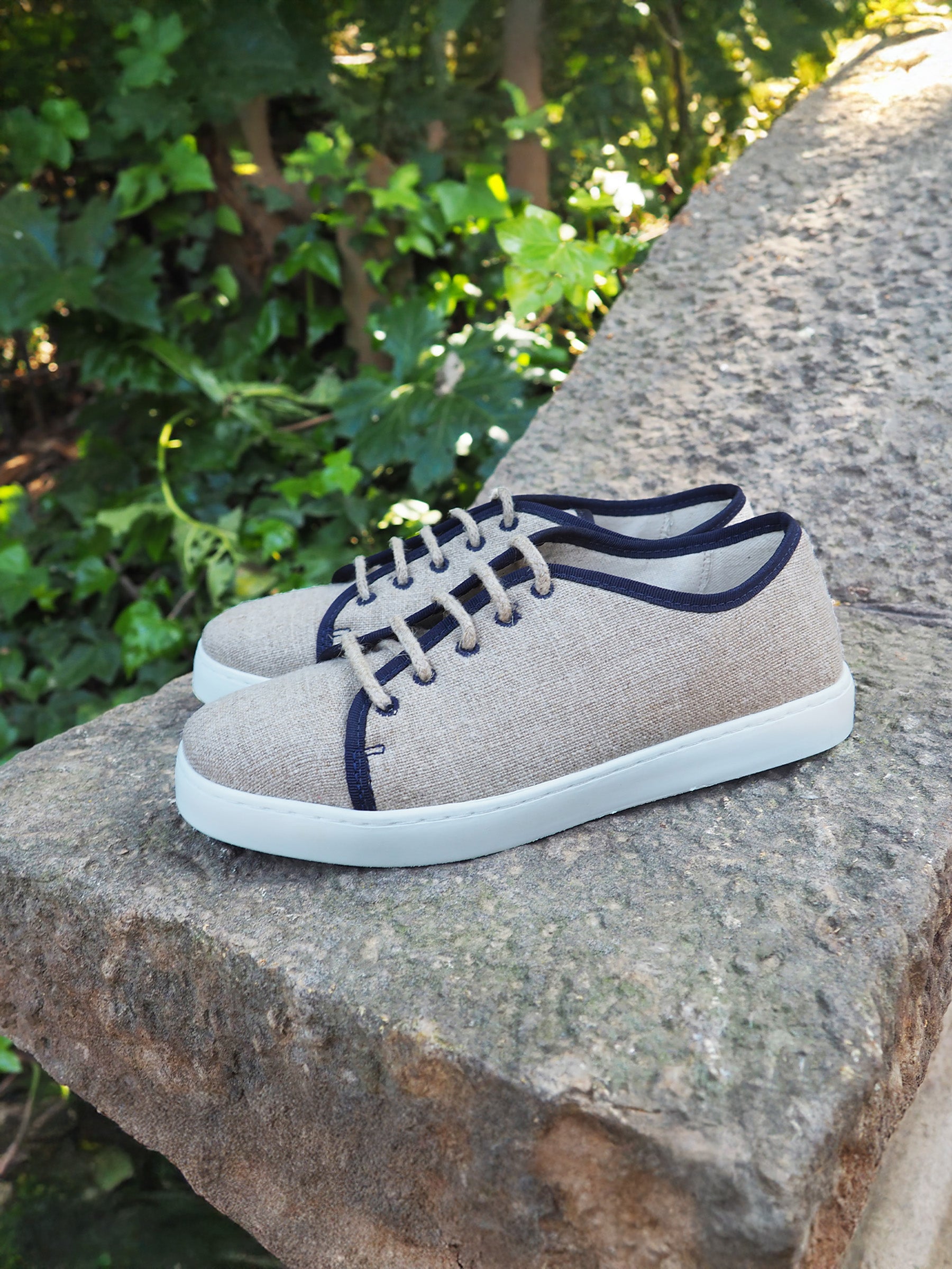 vue posée baskets lin beige bleu jules & jenn