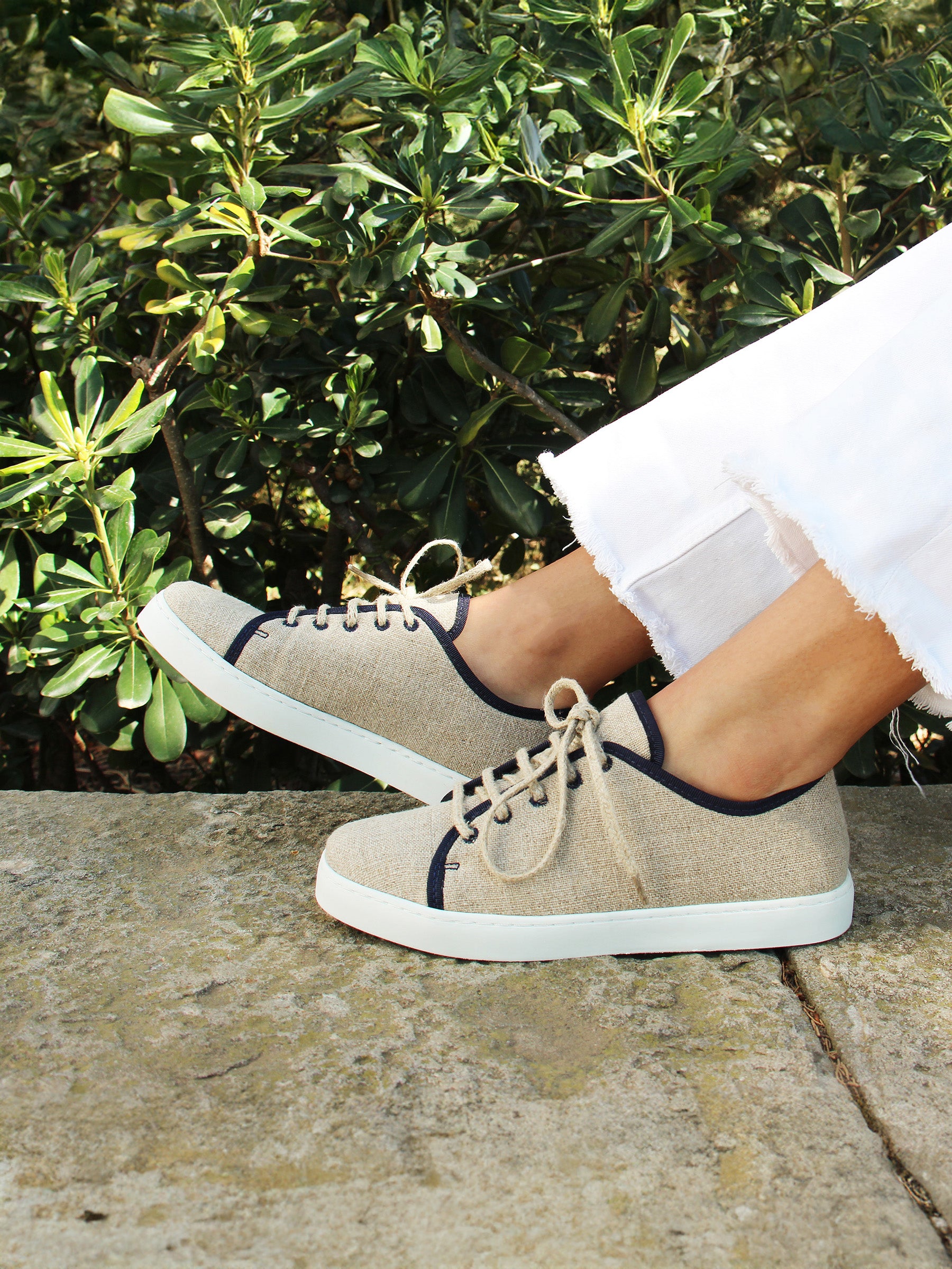 vue portée baskets en lin beige bleu jules & jenn