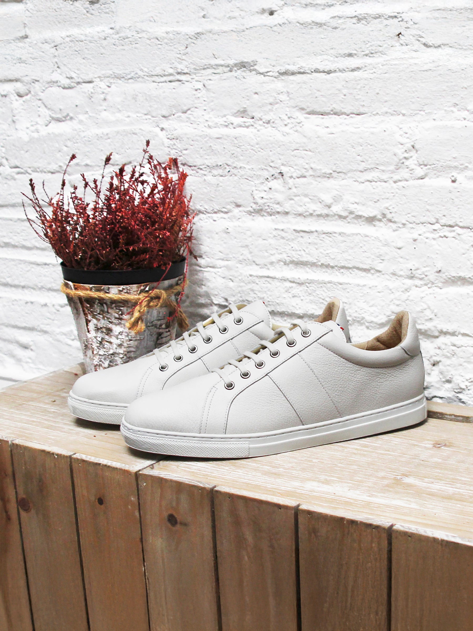 vue posée baskets made in france cuir grainé blanc JULES & JENN