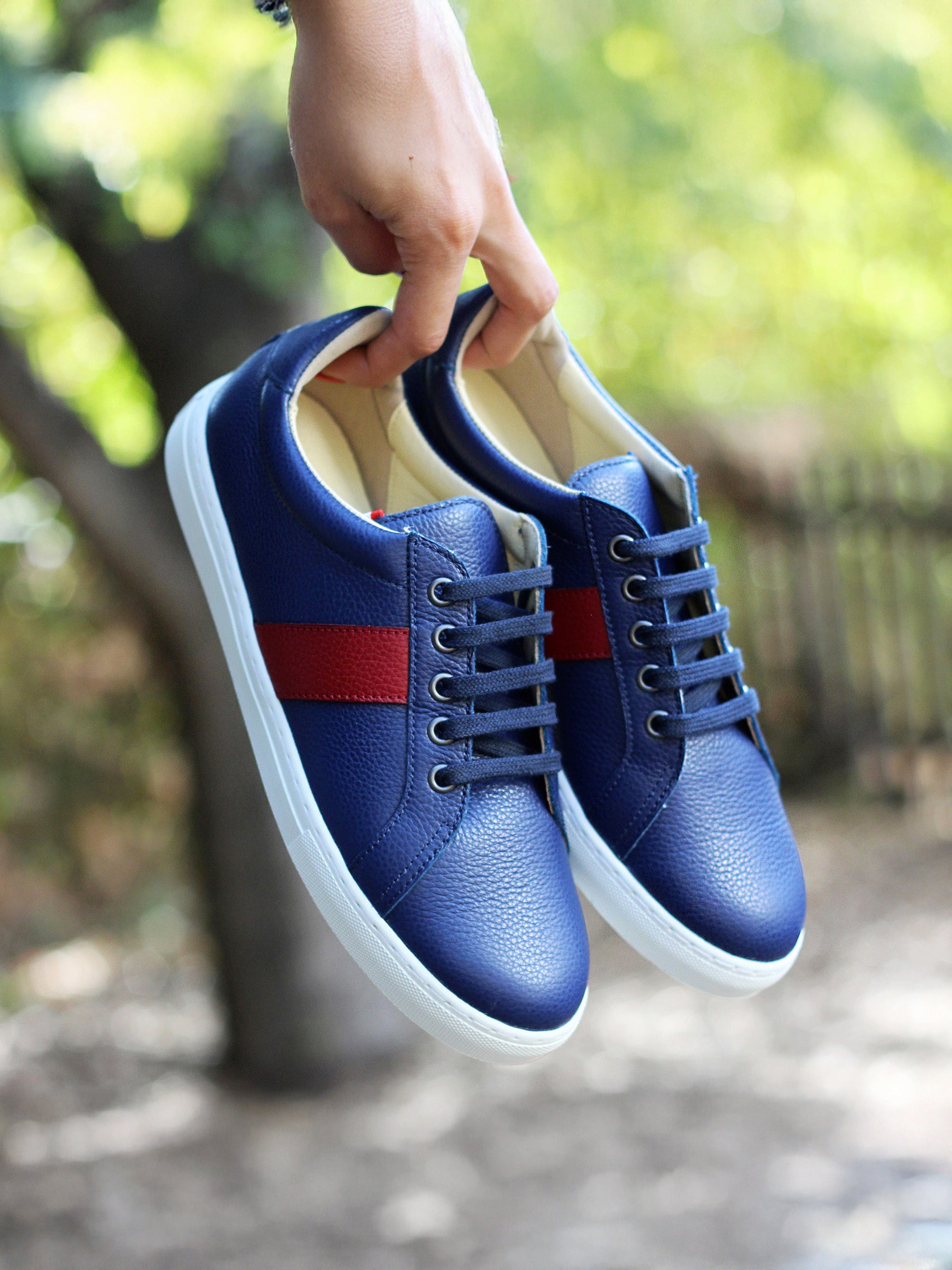 vue posée baskets made in france cuir graine bleu rouge jules & jenn