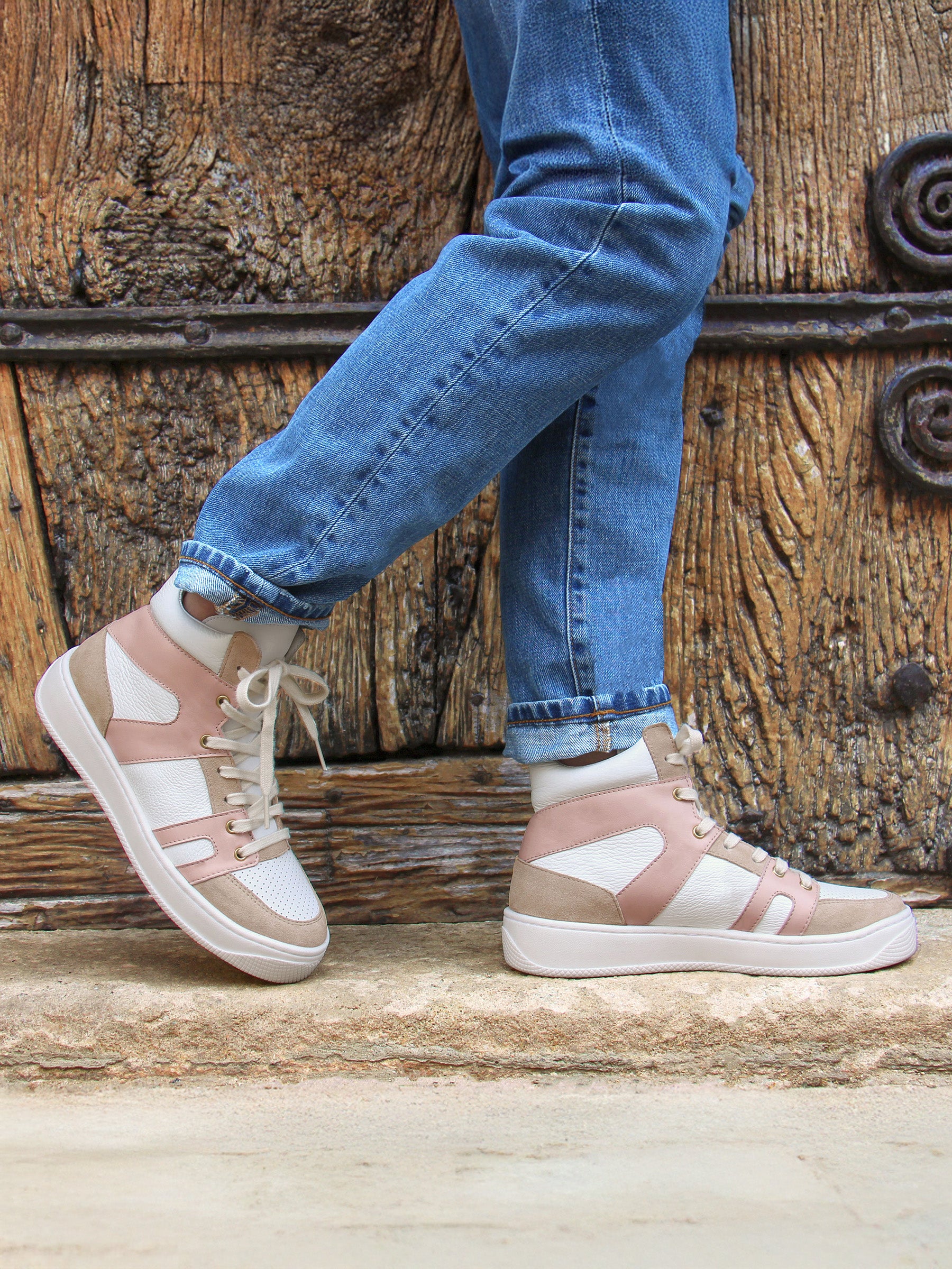 vue portée baskets montantes cuir graine blanc & rose jules & jenn