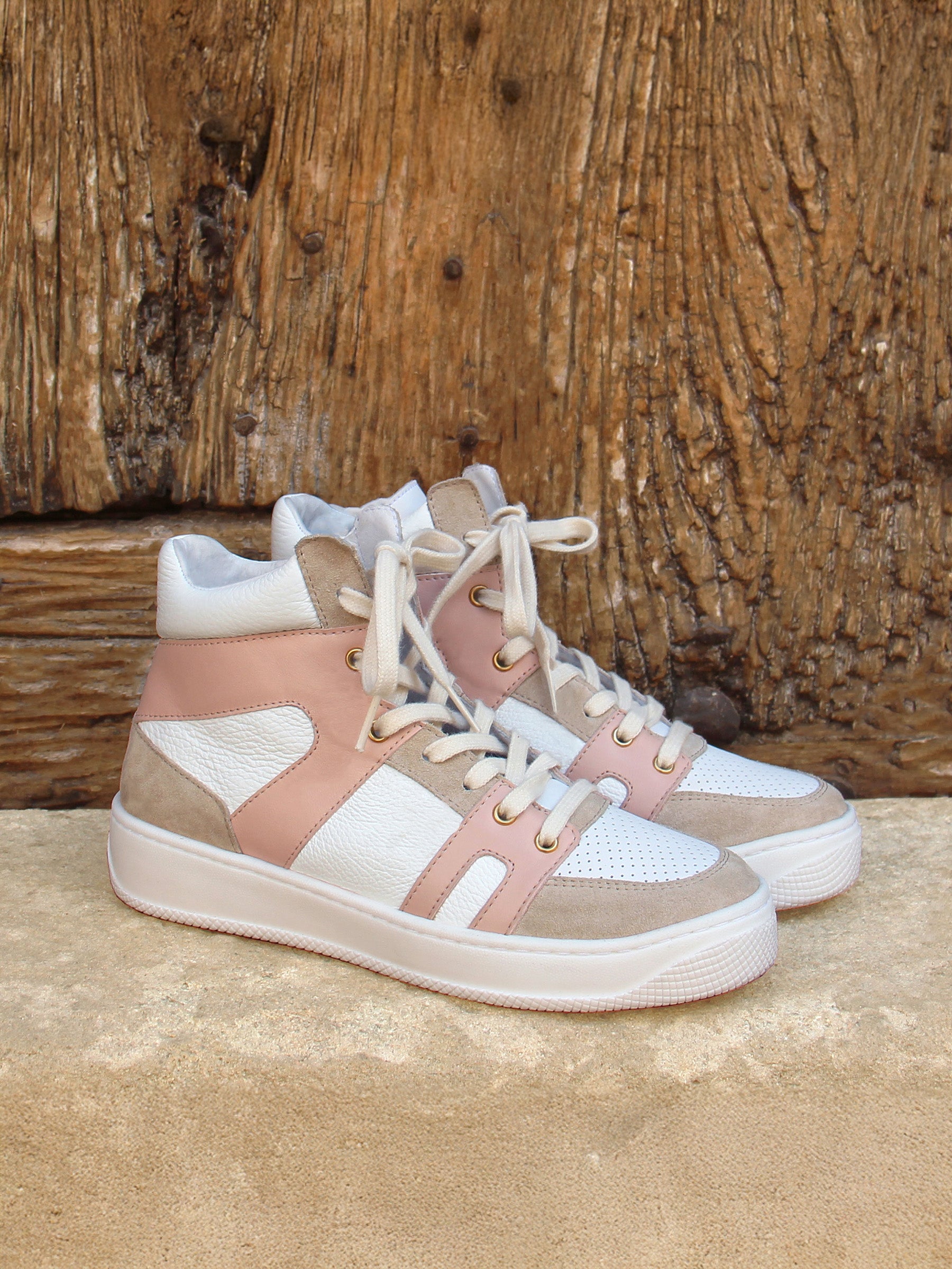 vue posée baskets montantes cuir graine blanc & rose jules & jenn