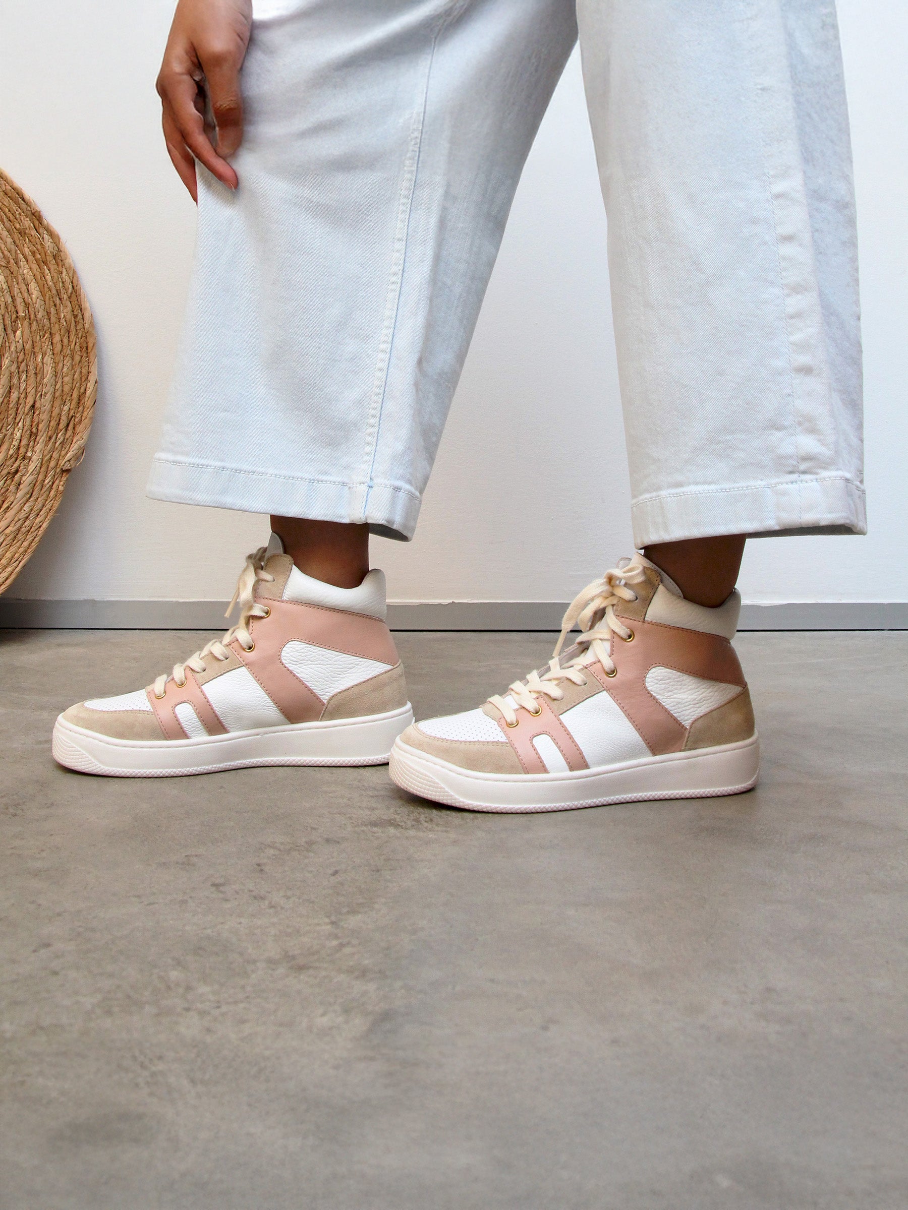 vue portée baskets montantes cuir blanc rose jules & jenn