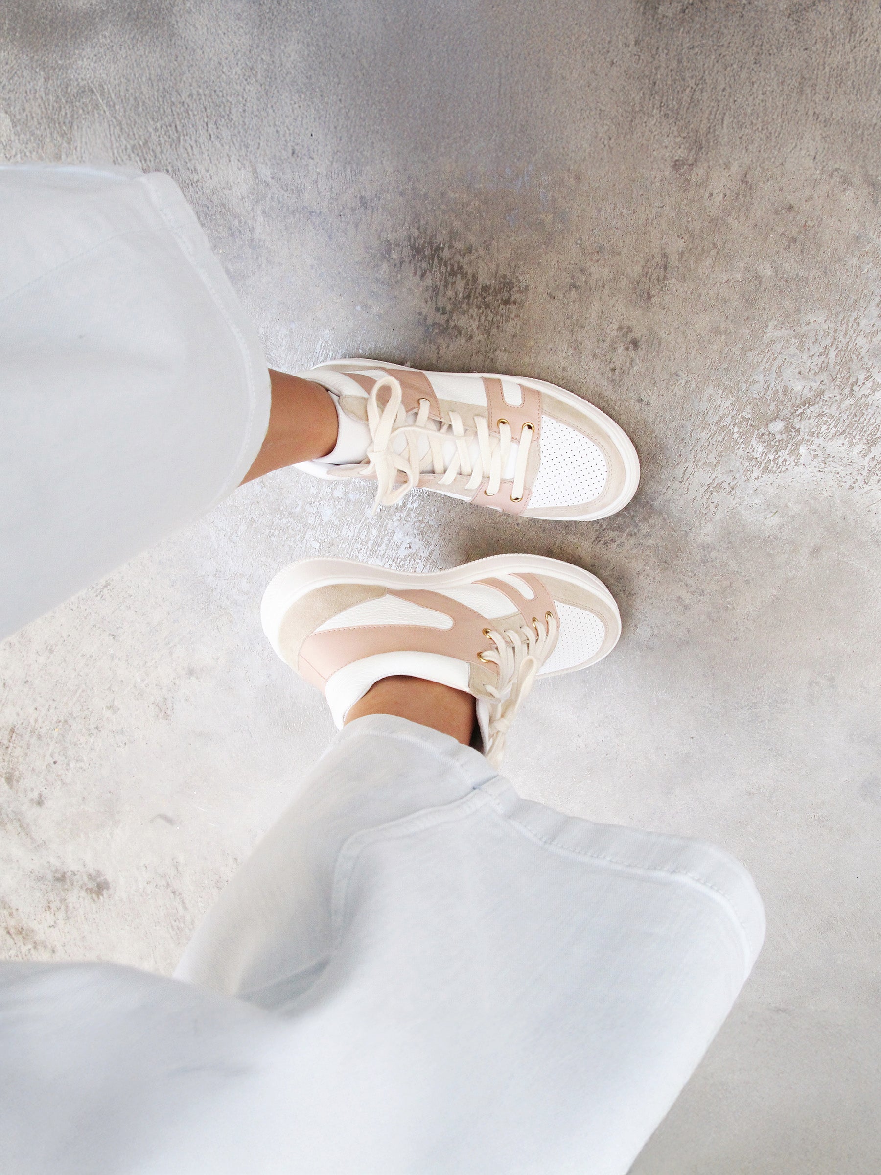 vue portée baskets montantes cuir blanc rose jules & jenn
