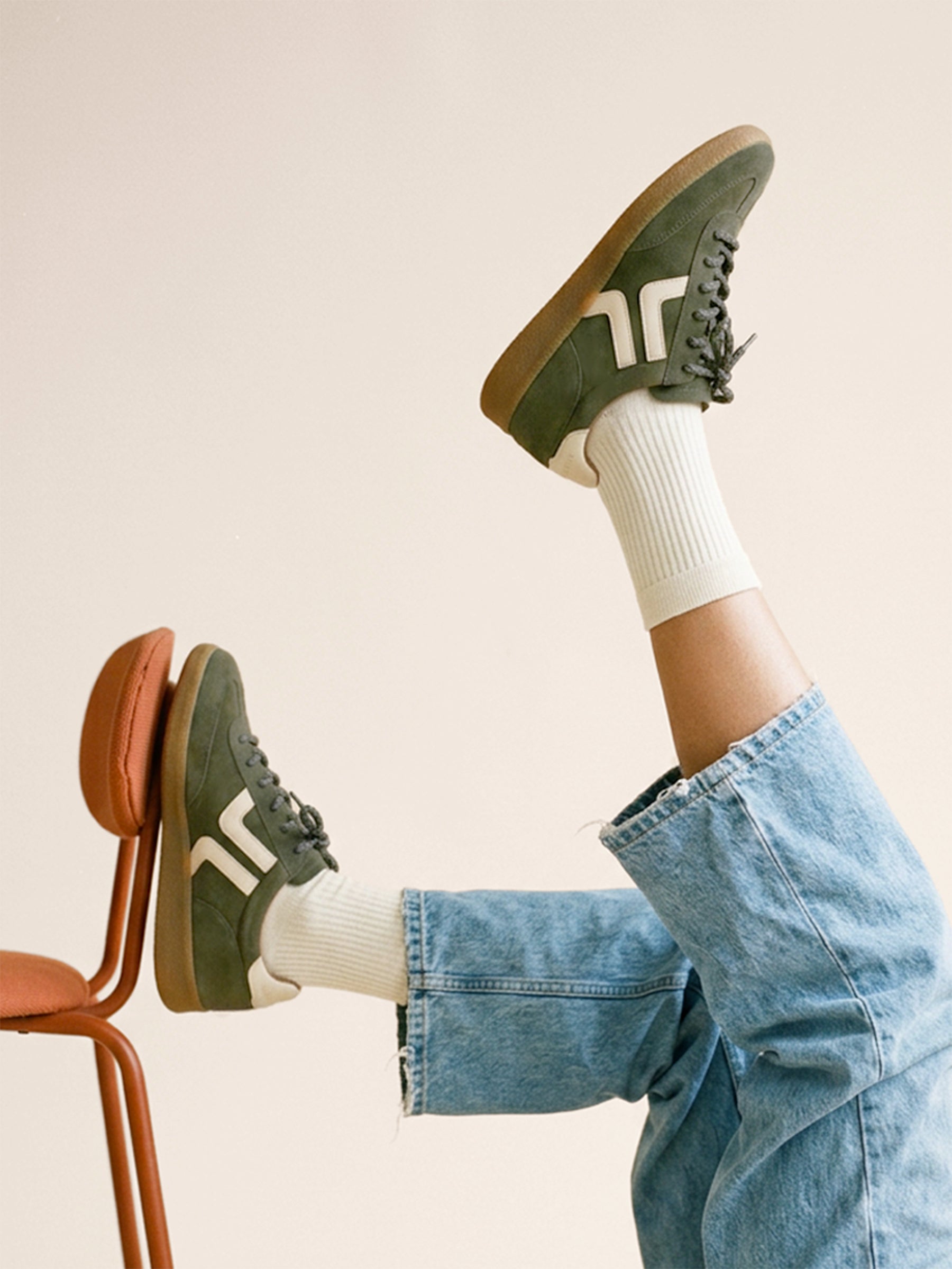 vue portee baskets retro ninon cuir daim kaki ecru jules & jenn