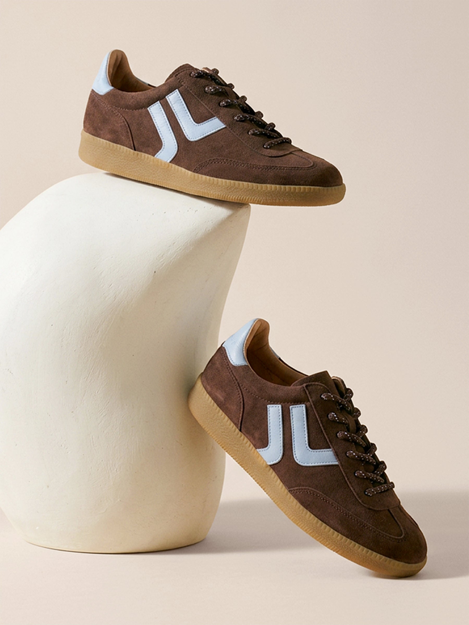 vue posee baskets ninon cuir daim marron bleu jules & jenn