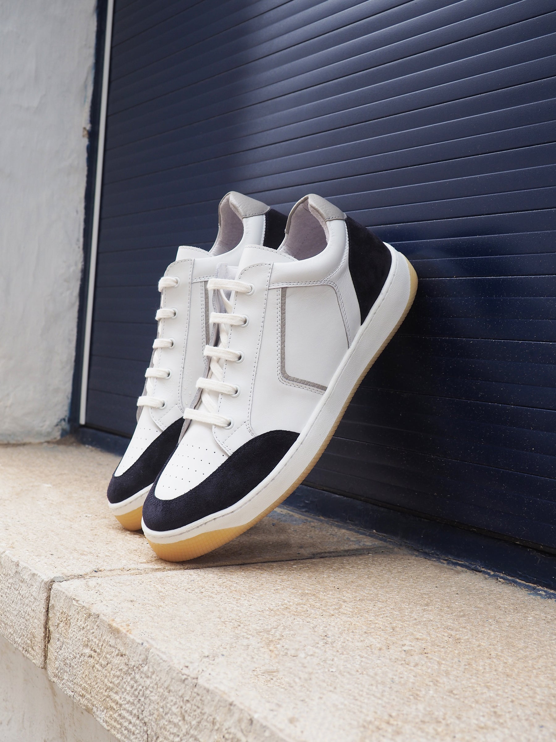 vue posée baskets retro homme cuir blanc bleu jules & jenn