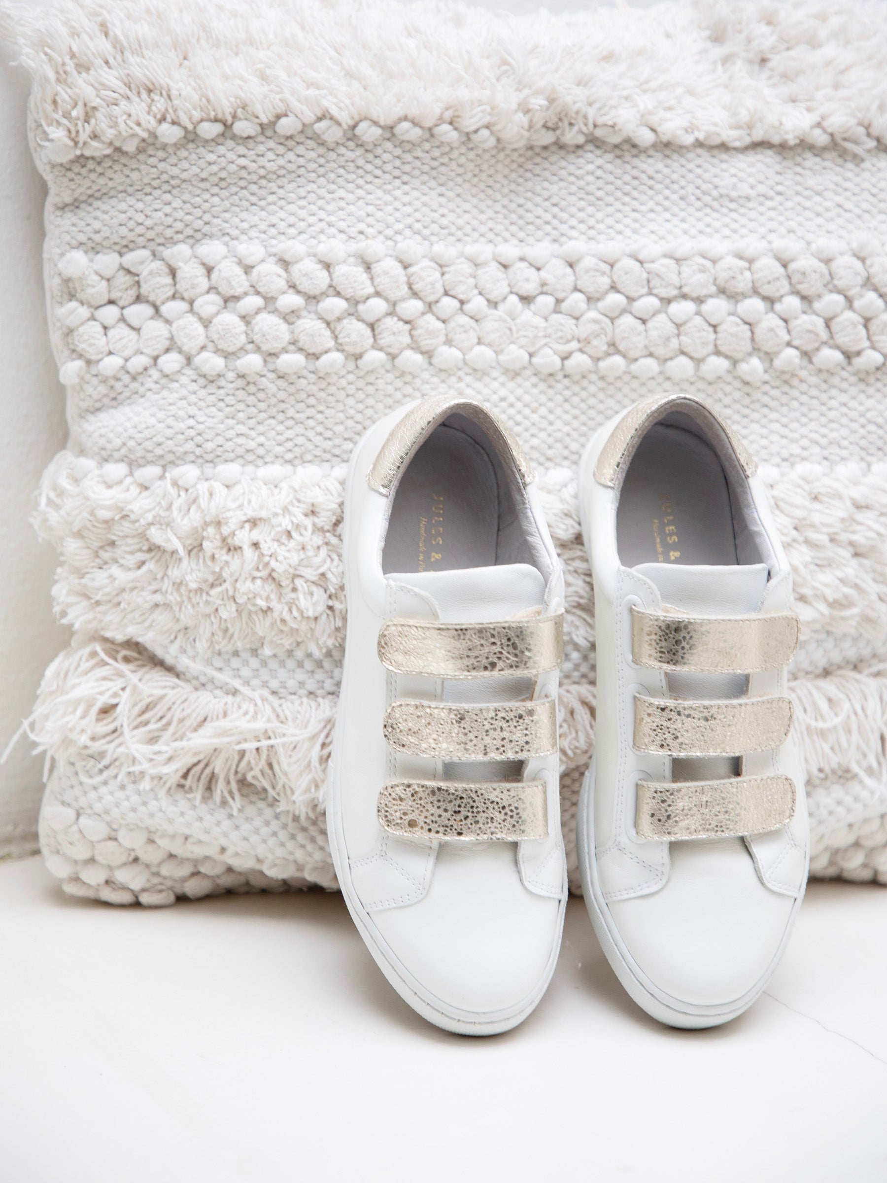 vue posée baskets a scratch cuir blanc & dore jules & jenn