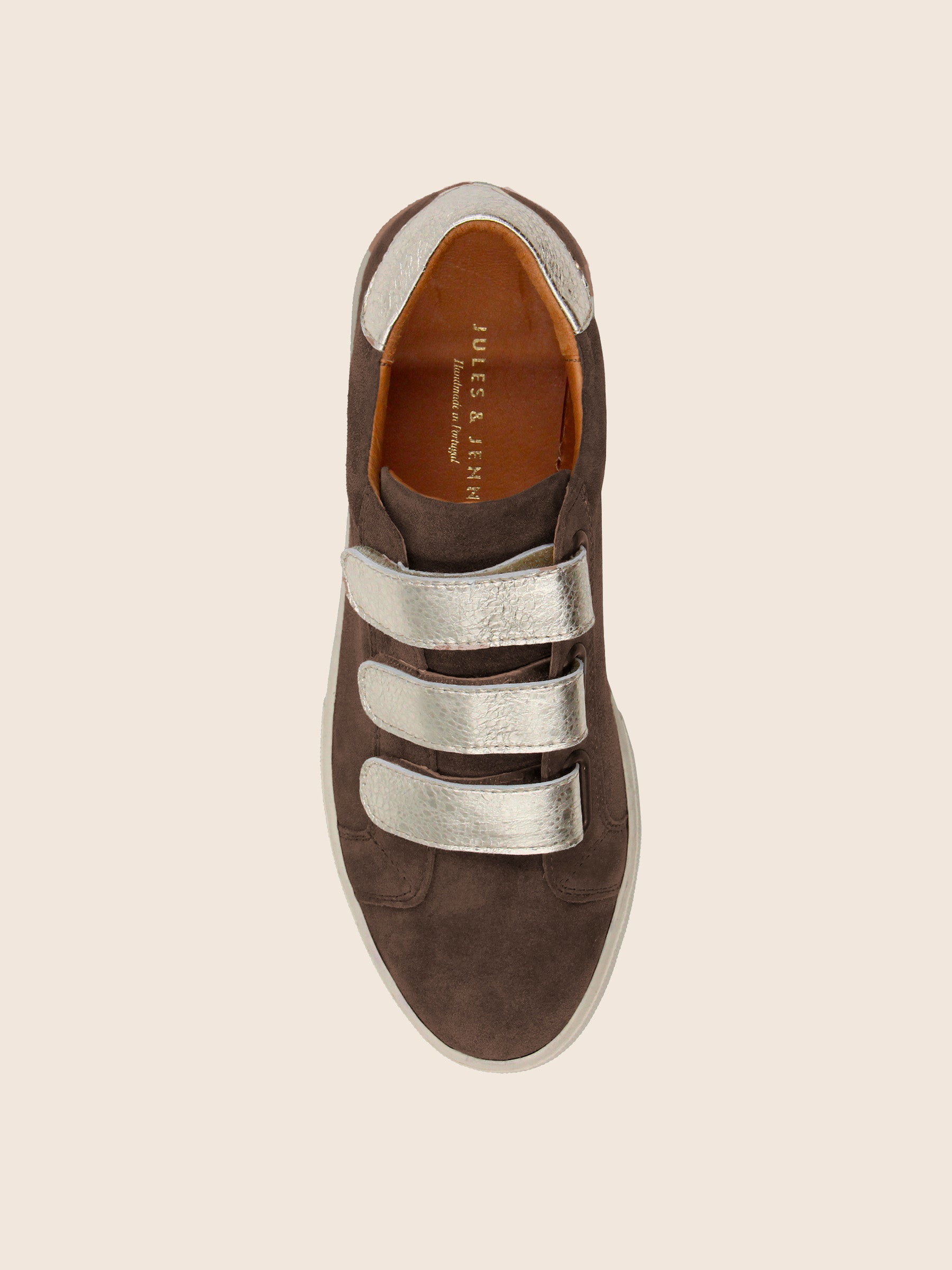 vue dessus baskets à scratch cuir daim marron et doré jules & jenn