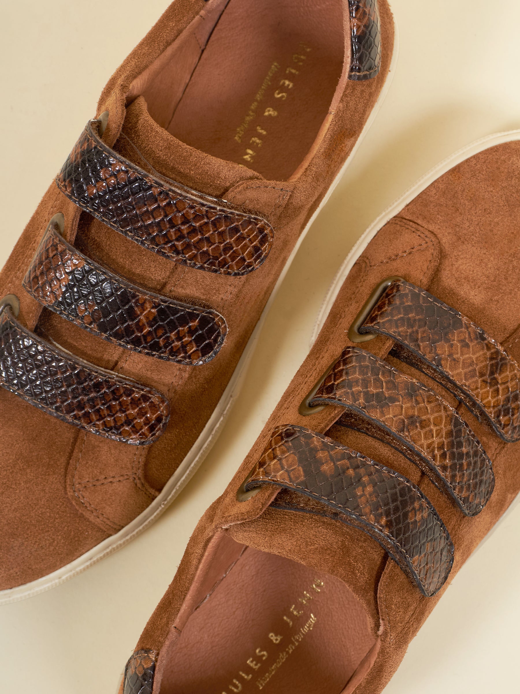 vue posee baskets scratch cuir daim python cognac jules & jenn