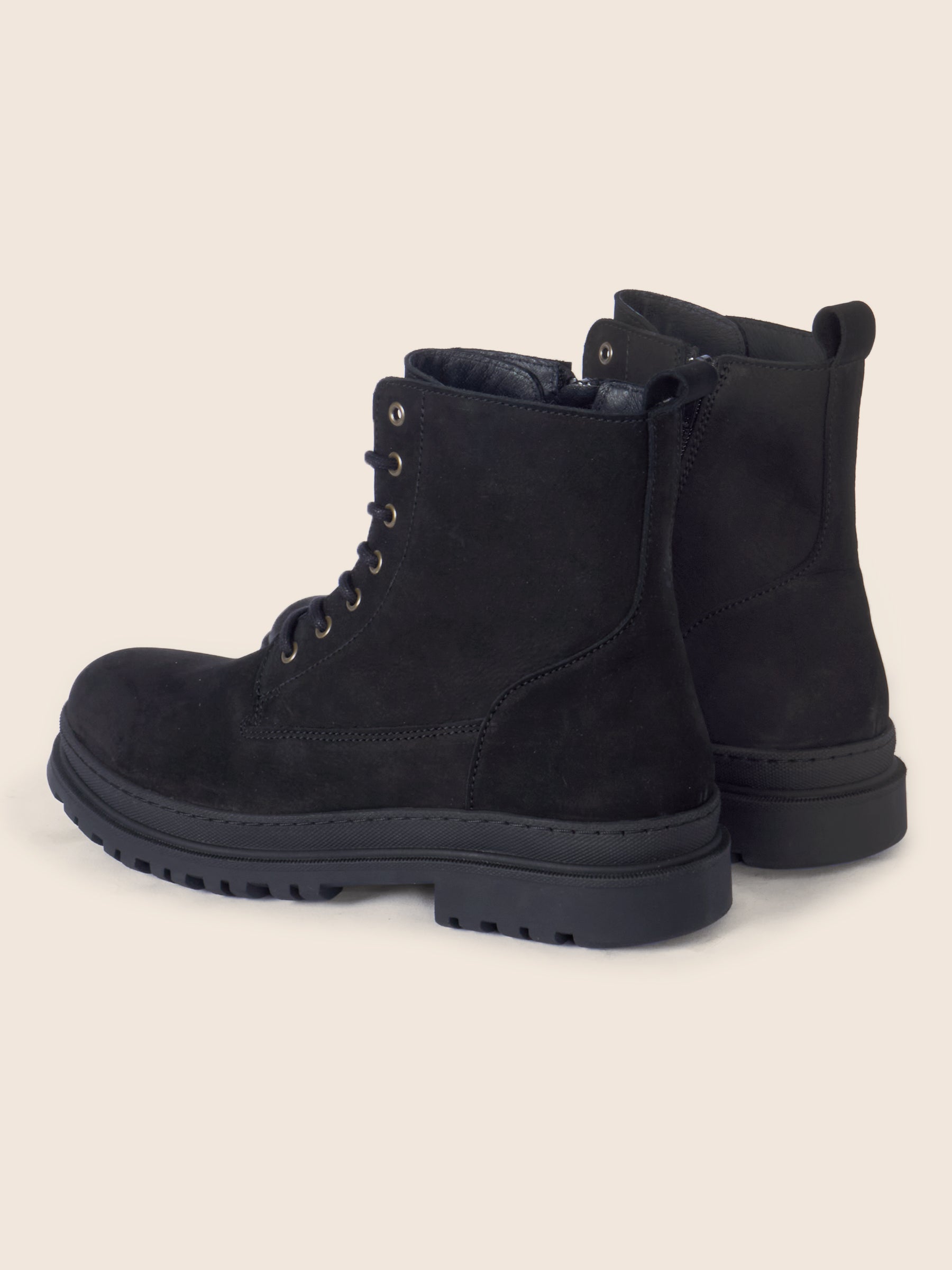vue arrière boots lacet cuir nubuck noir jules jenn