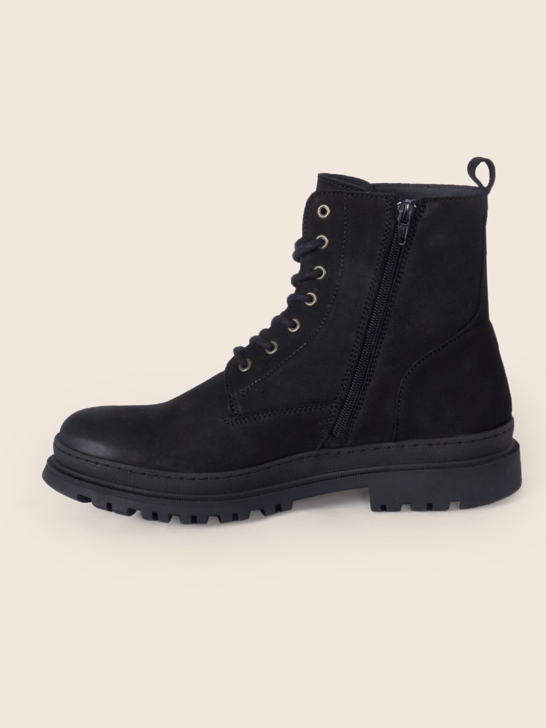 vue intérieur boots lacet cuir nubuck noir jules jenn