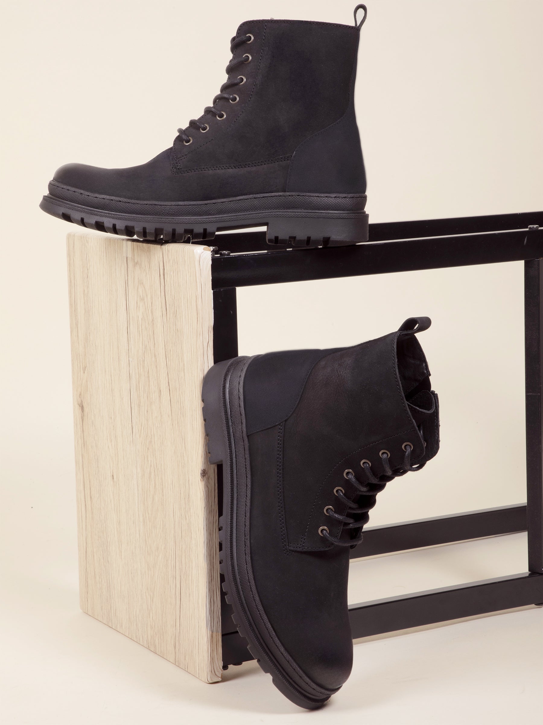 vue posée boots lacet cuir nubuck noir jules jenn