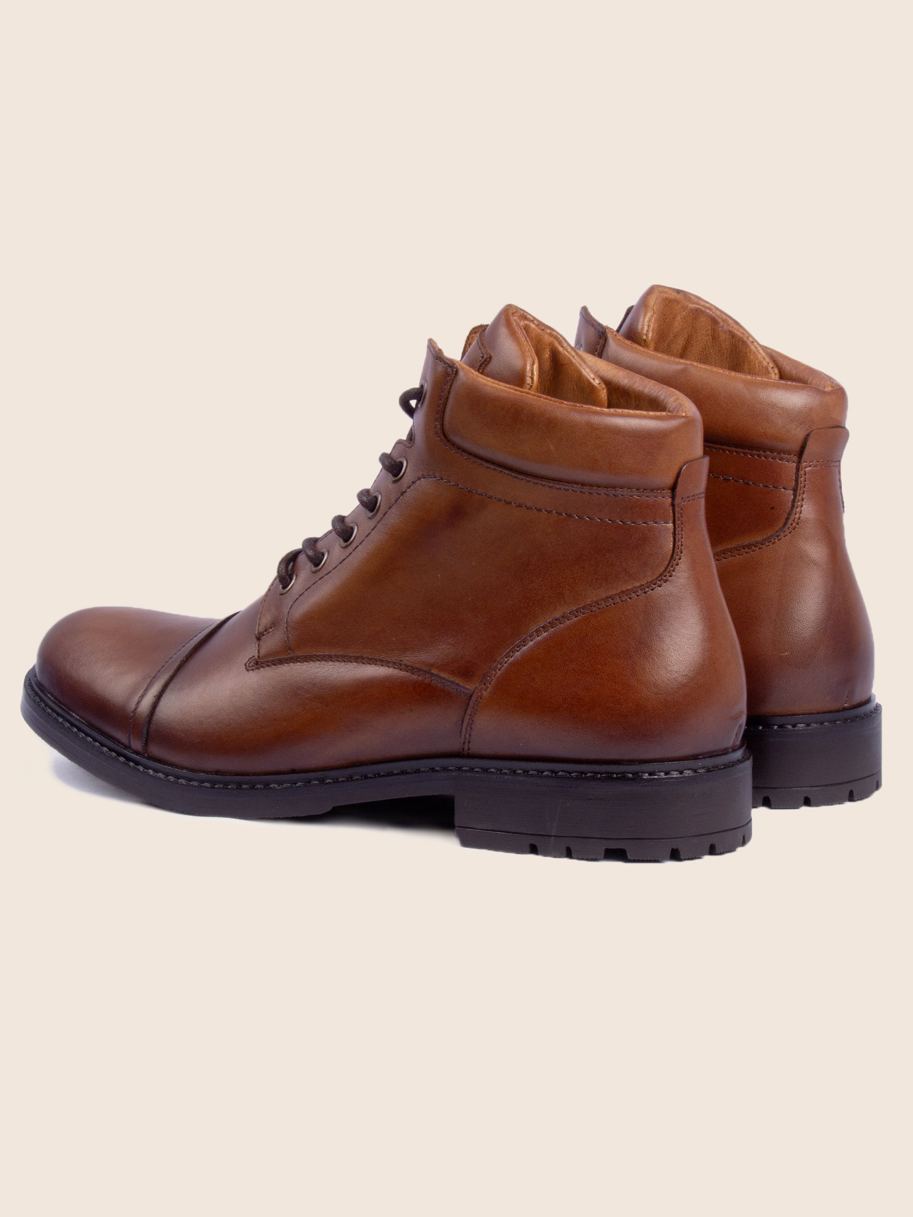vue arrière boots rangers cuir cognac jules jenn
