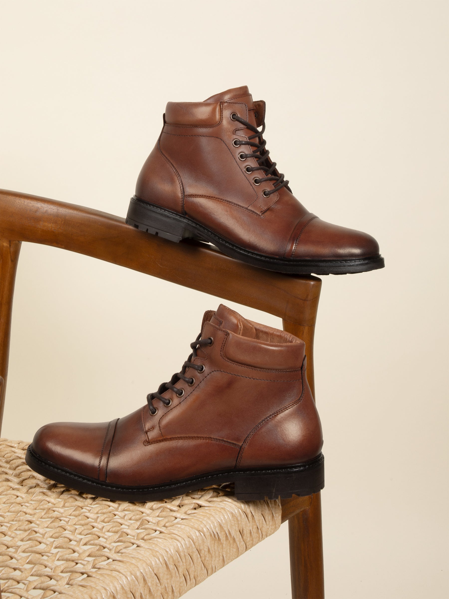vue posée boots rangers cuir cognac jules jenn