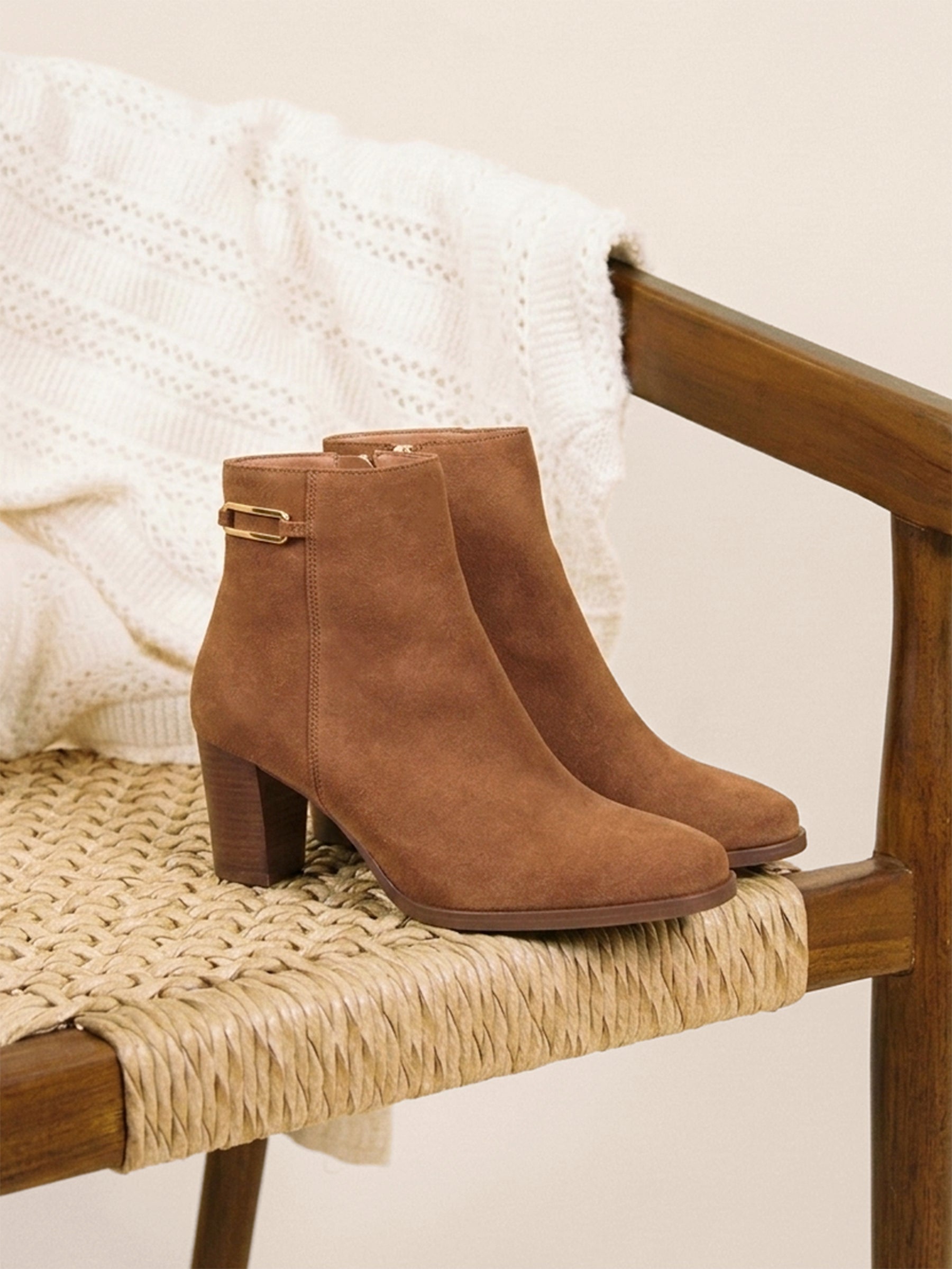 photo vue posée bottines bijoux zelie cuir daim cognac jules jenn