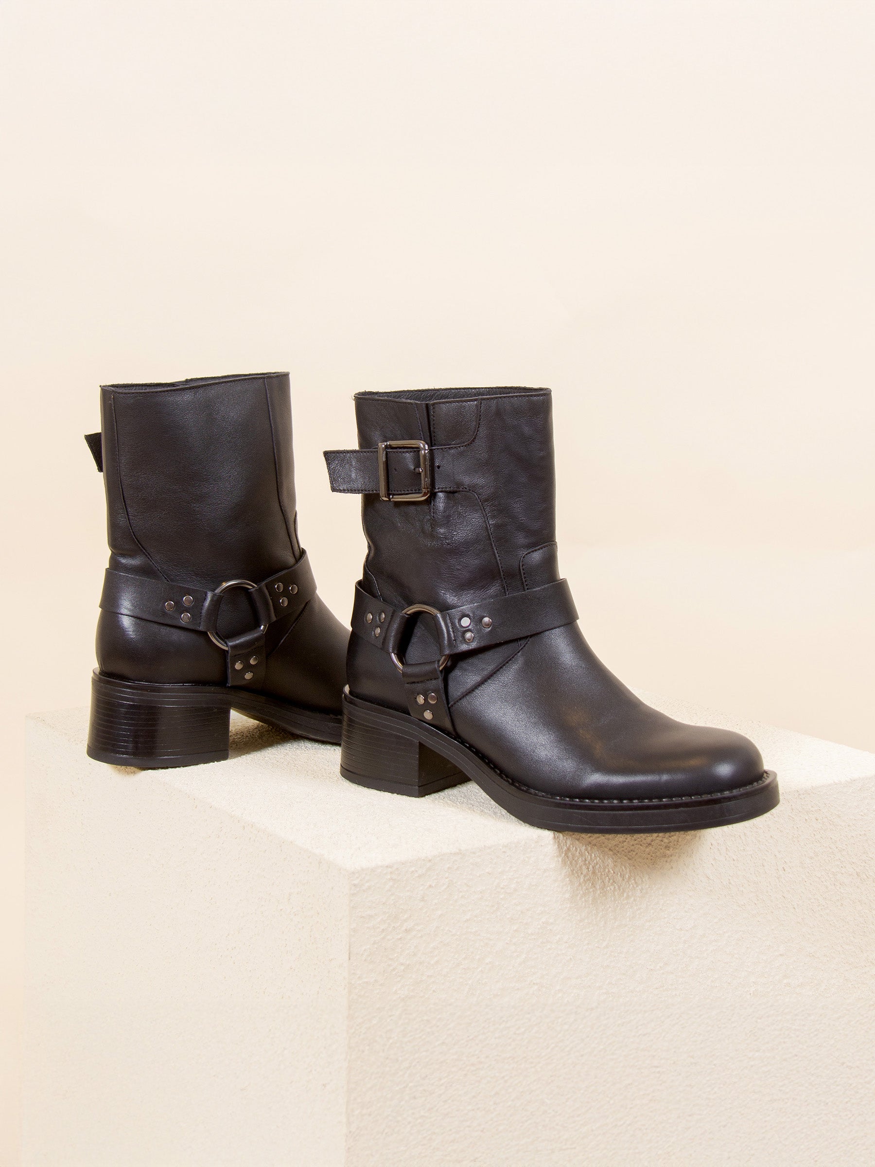 vue posée bottines biker cuir noir jules & jenn