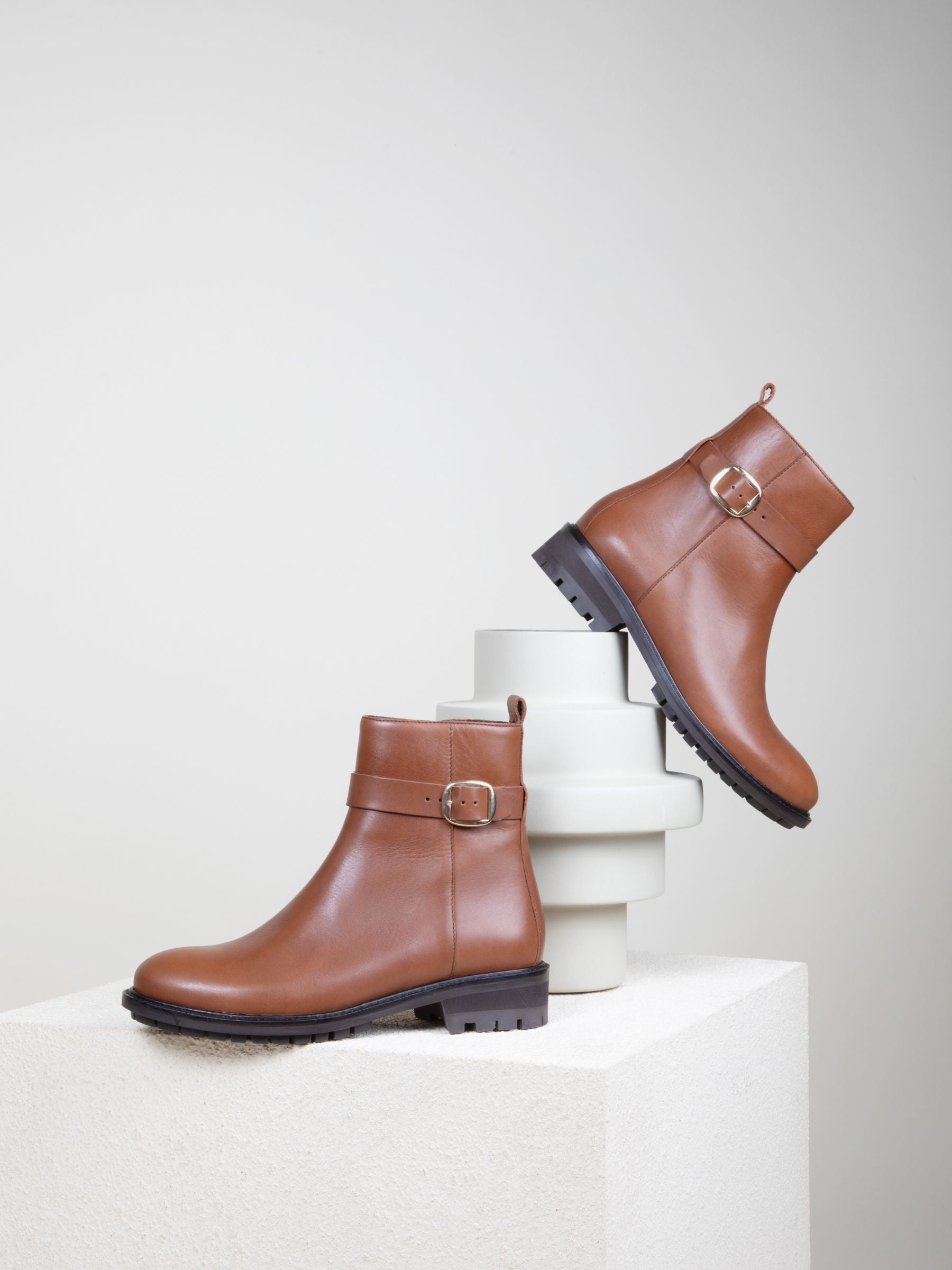 vue posée bottine à boucle cuir camel jules jenn