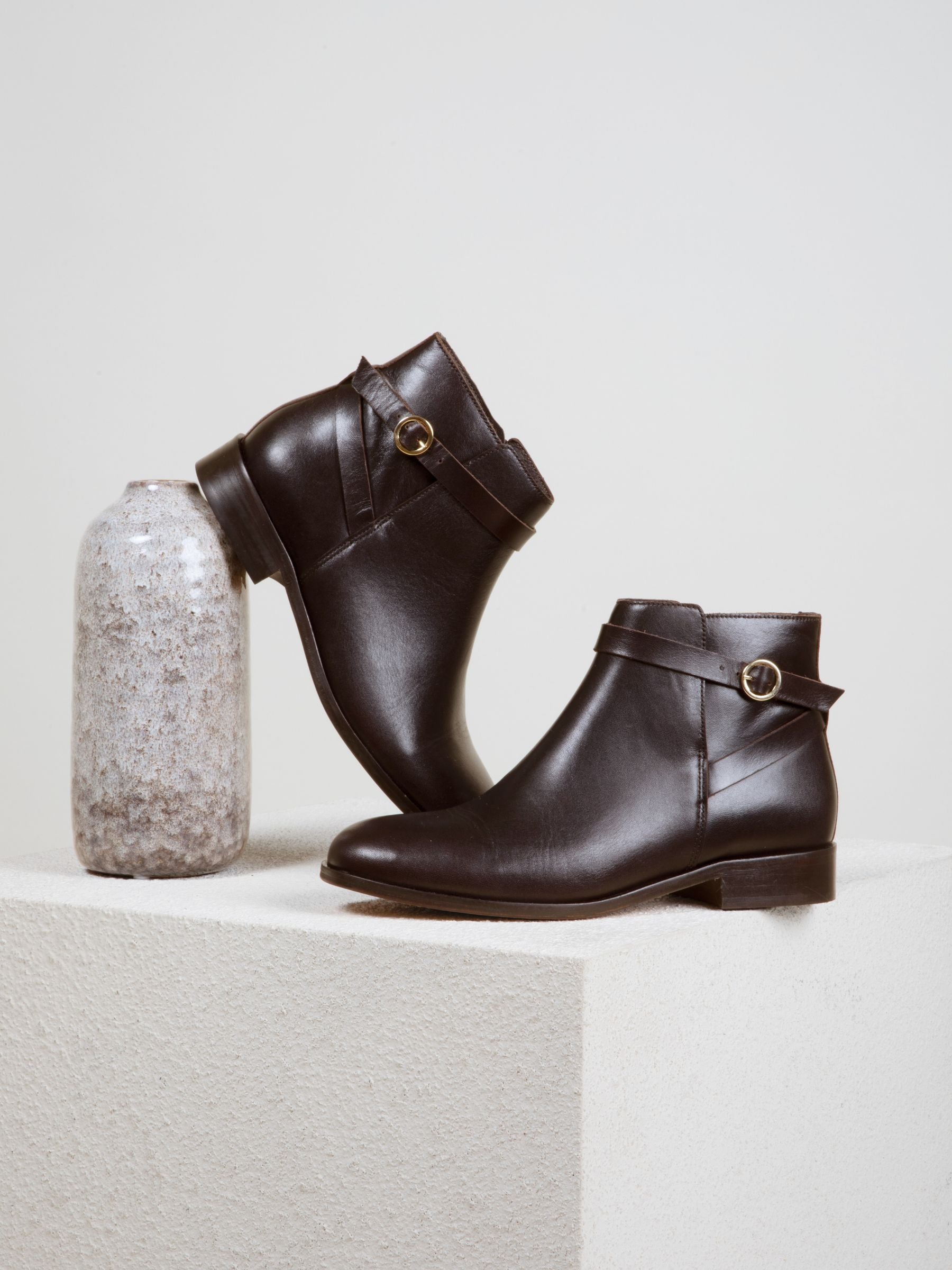 vue posée bottines cavalières plates cuir marron jules jenn