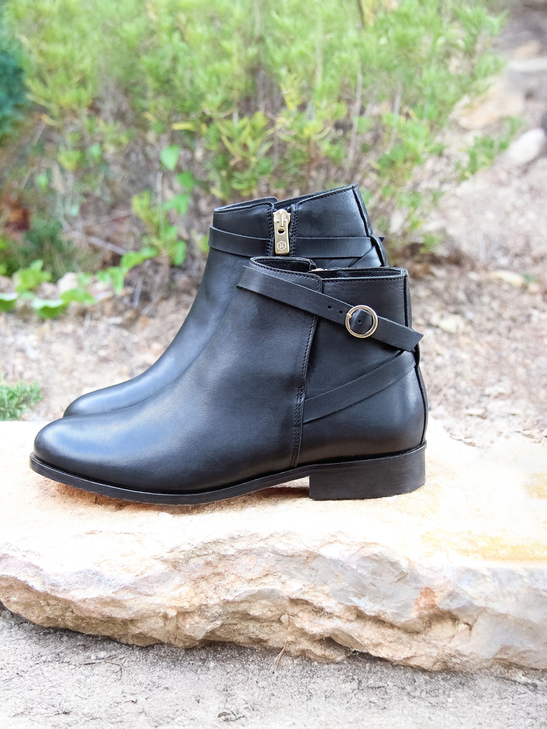 vue posée bottines cavalieres plates cuir noir jules & jenn