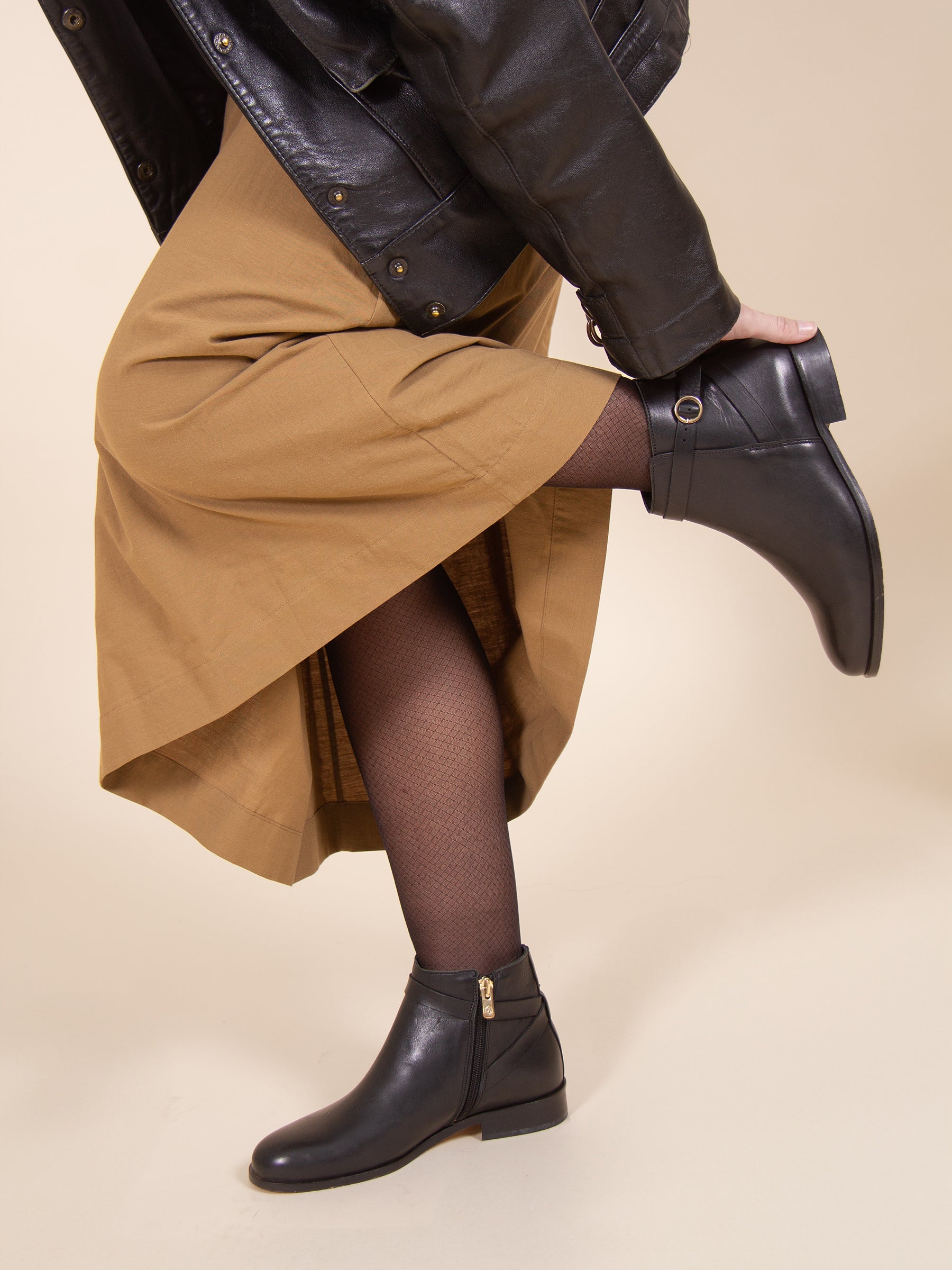 vue portée bottines cavalieres plates cuir noir jules & jenn