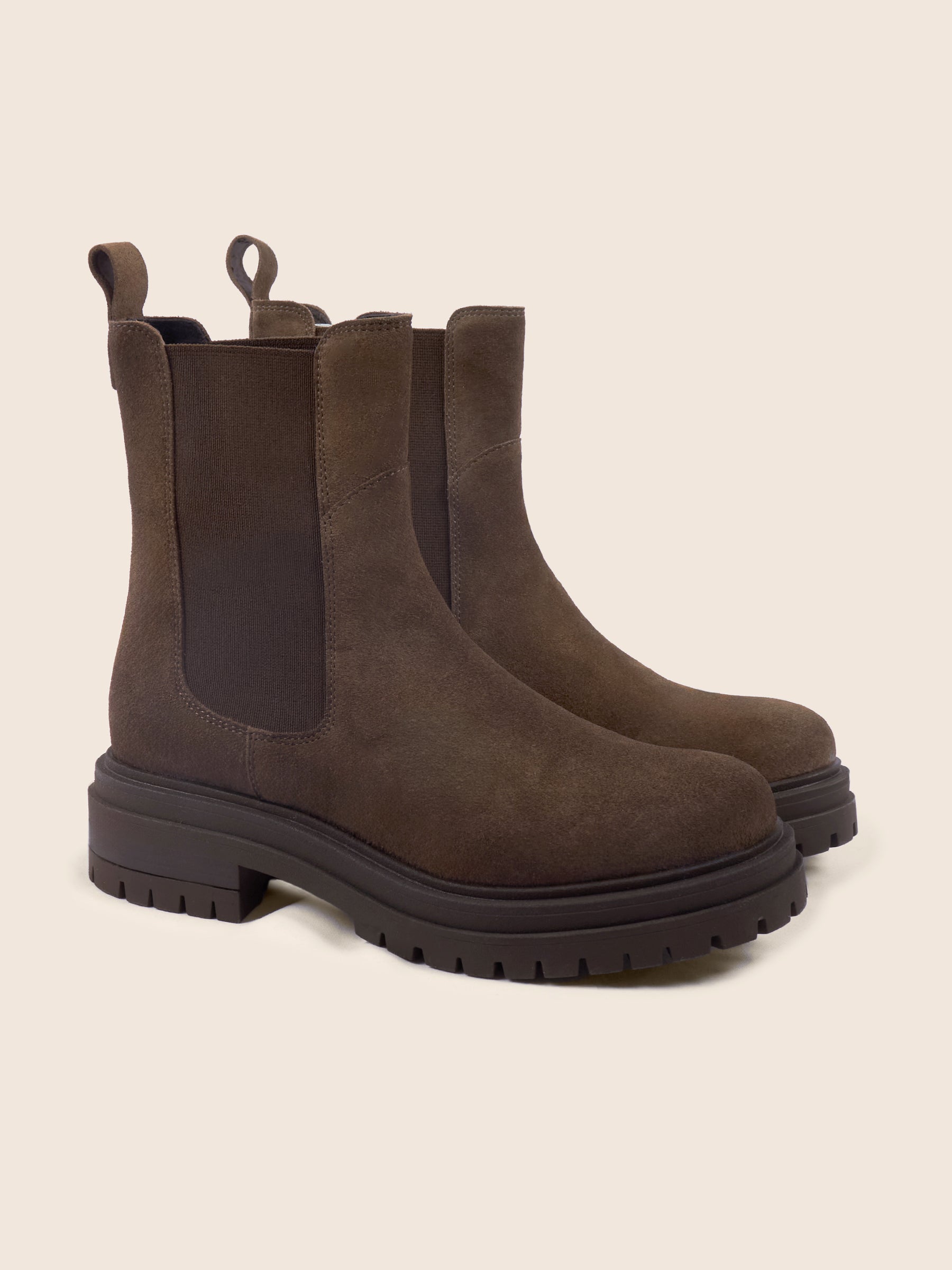 photo vue avant bottines chelsea crantees cuir daim marron jules jenn