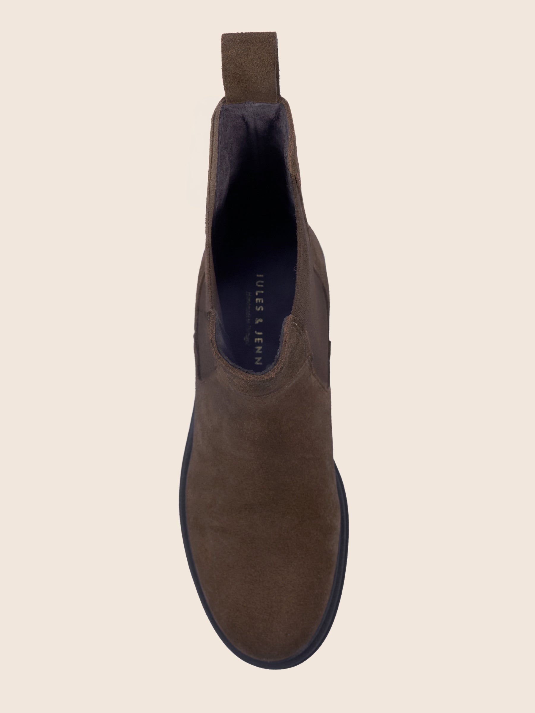 photo vue dessus bottines chelsea crantees cuir daim marron jules jenn