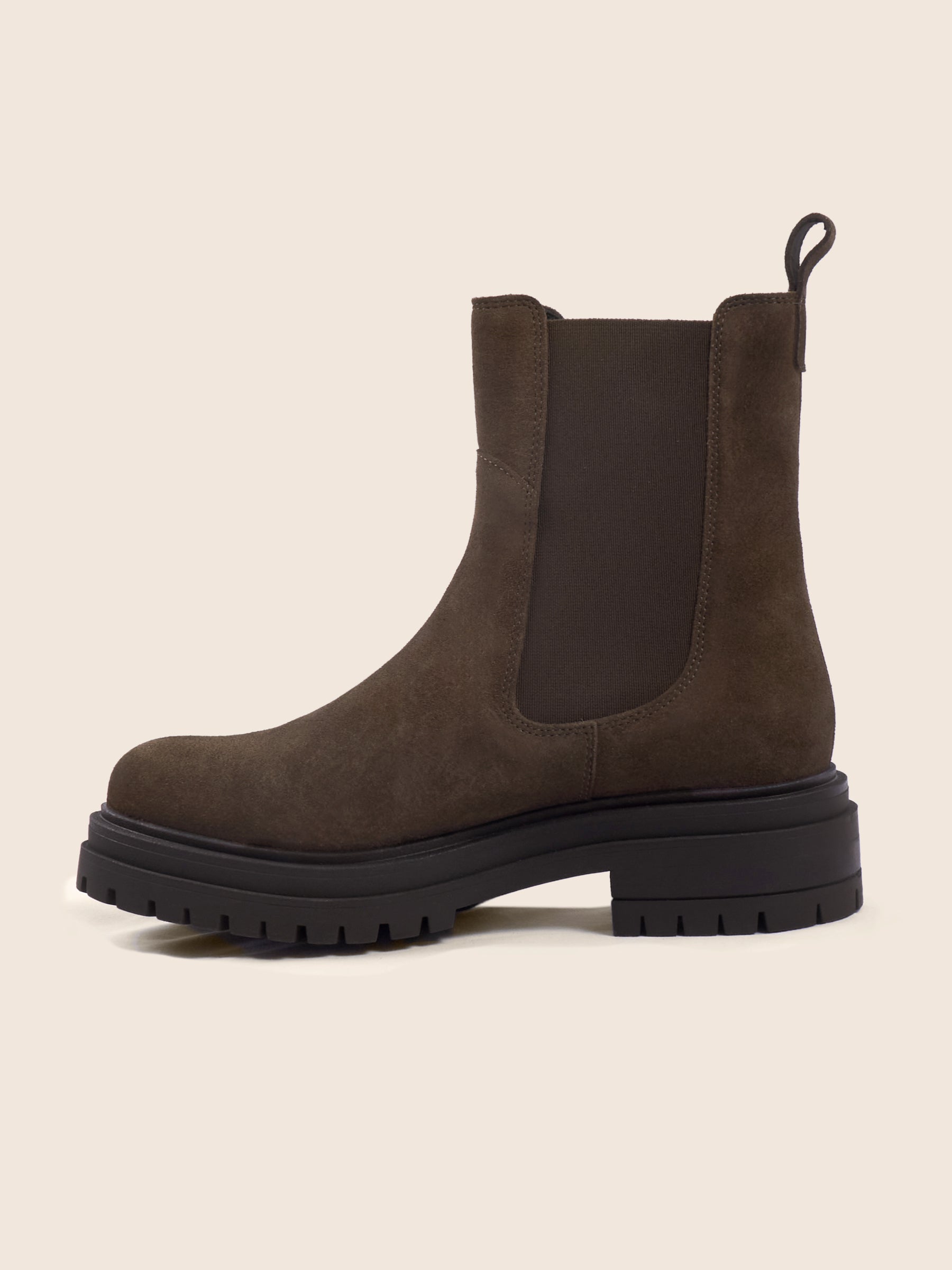 photo vue interieur bottines chelsea crantees cuir daim marron jules jenn
