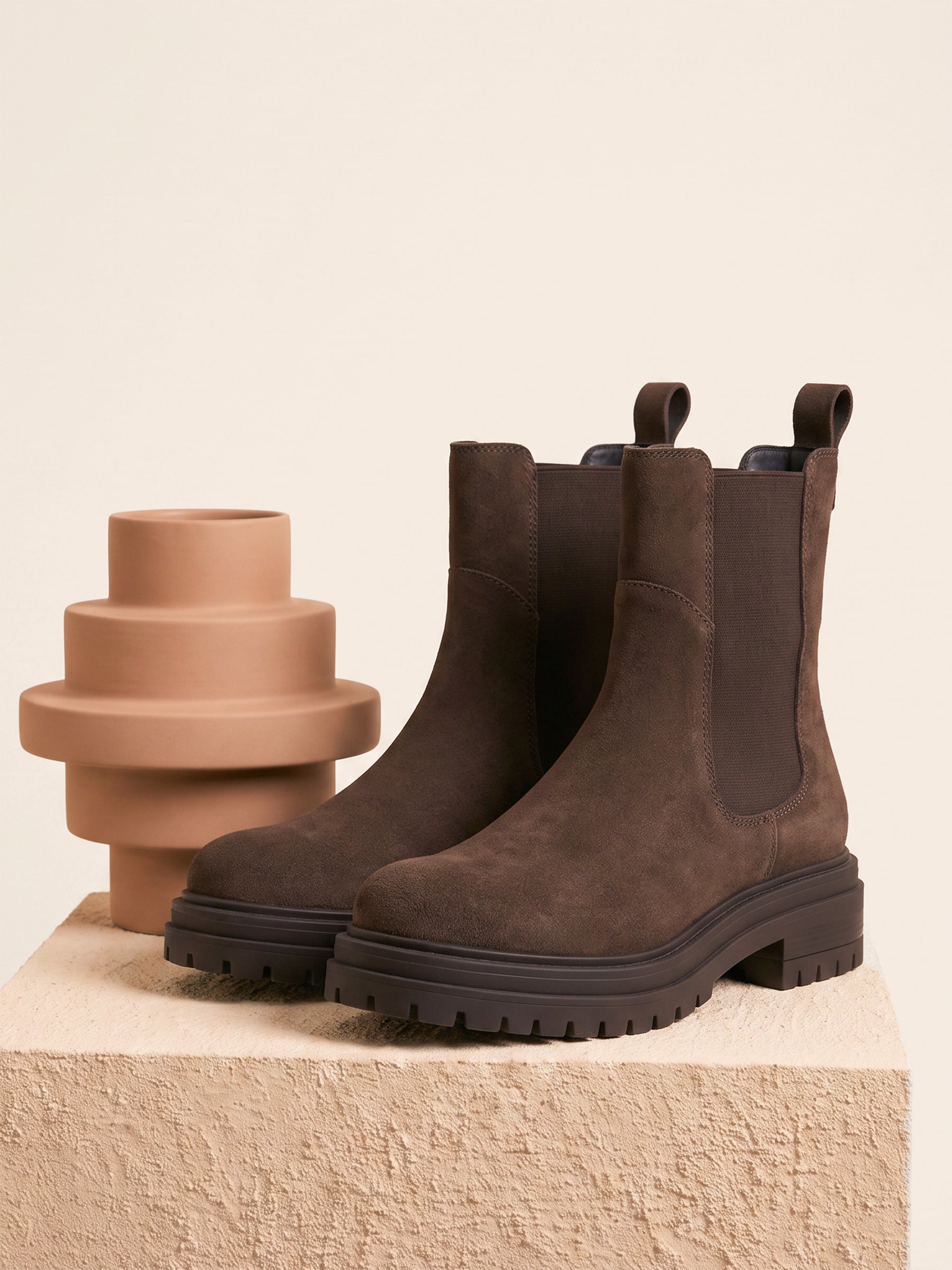 photo vue posee bottines chelsea crantees cuir daim marron jules jenn