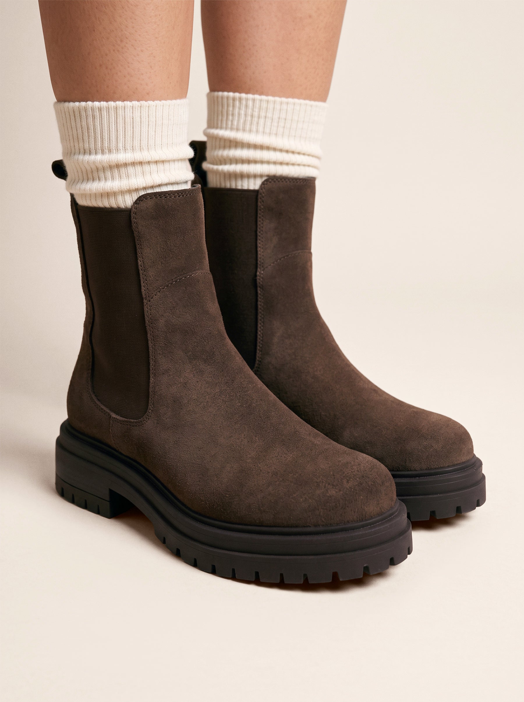 photo vue portee bottines chelsea crantees cuir daim marron jules jenn