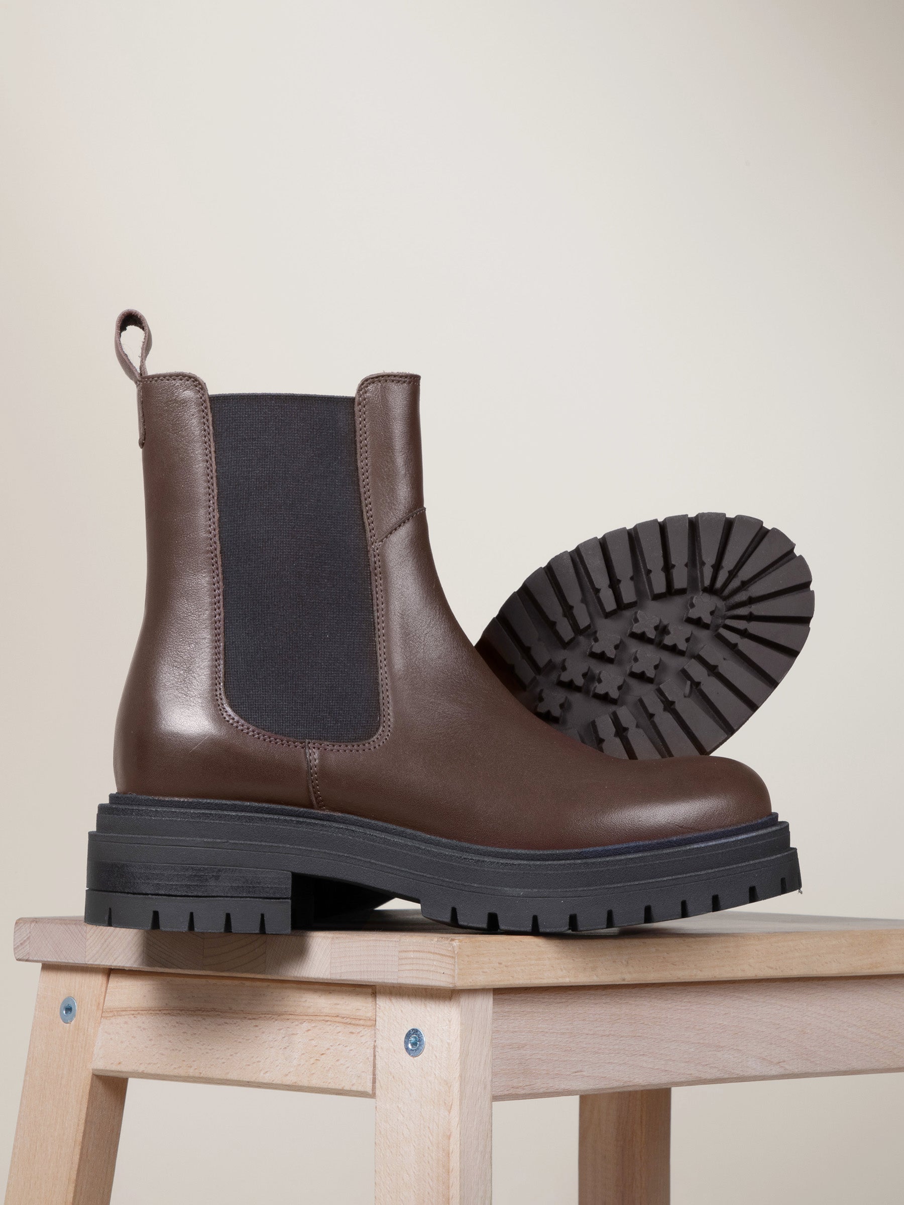 vue posée bottines chelsea crantées cuir marron jules & jenn
