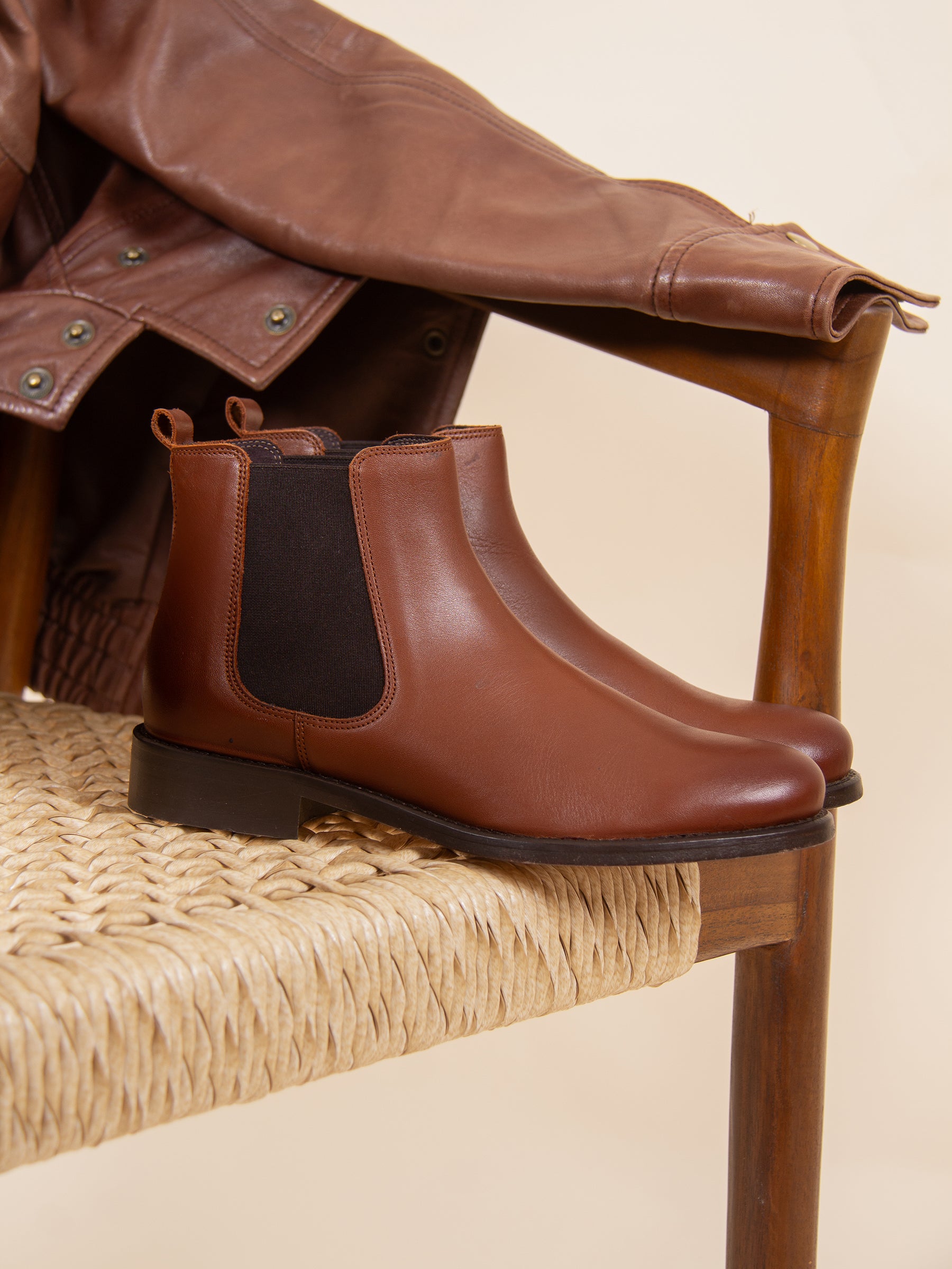 vue posée bottines chelsea cuir camel jules & jenn