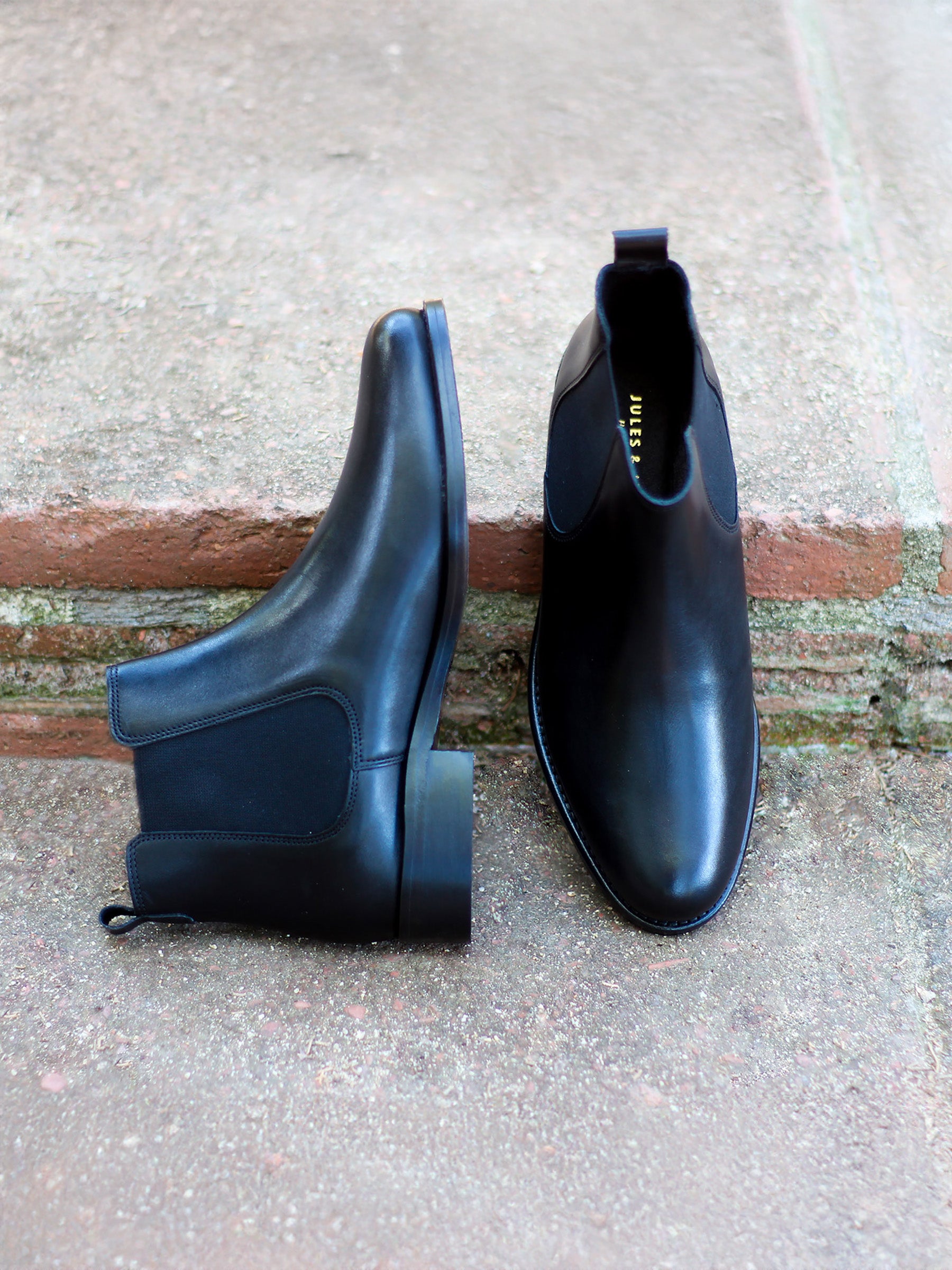 vue posée bottines chelsea plates cuir noir