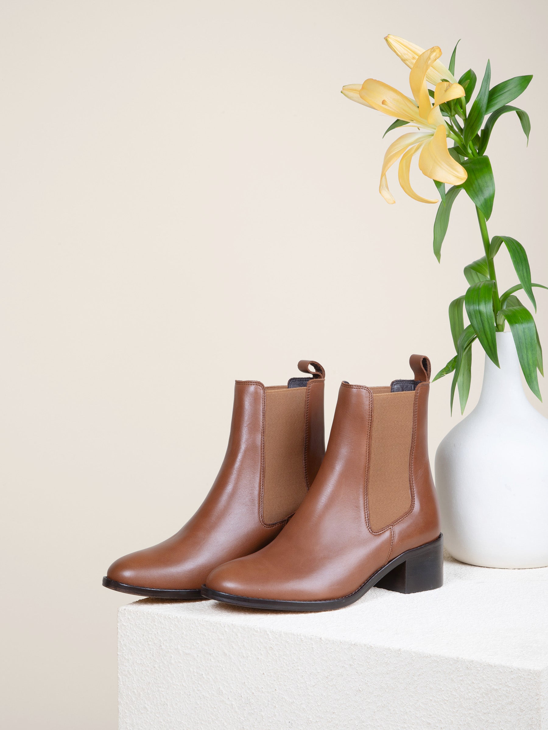 vue posée bottines talon chelsea cuir camel jules jenn