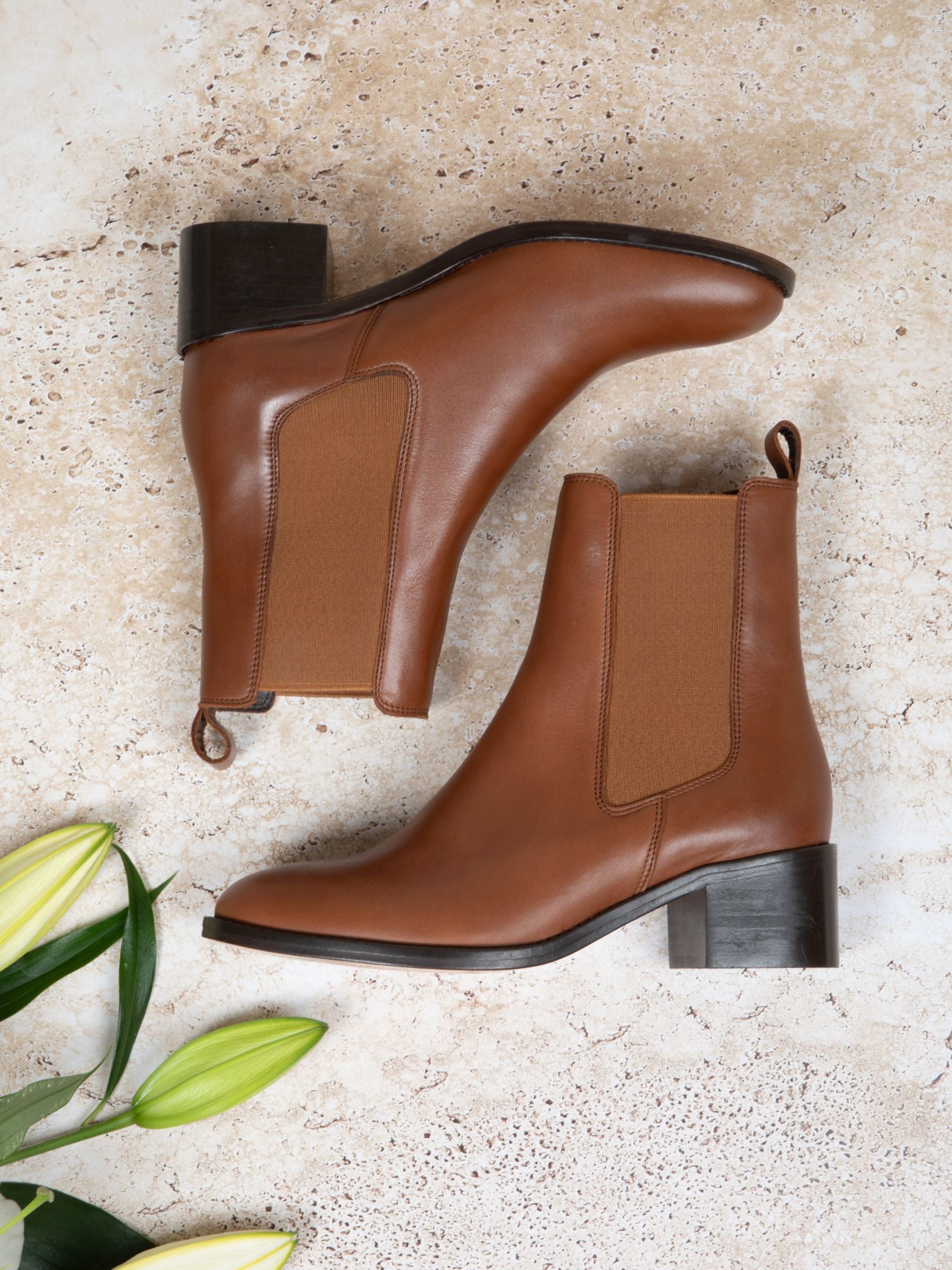 vue posée bottines talon chelsea cuir camel jules jenn