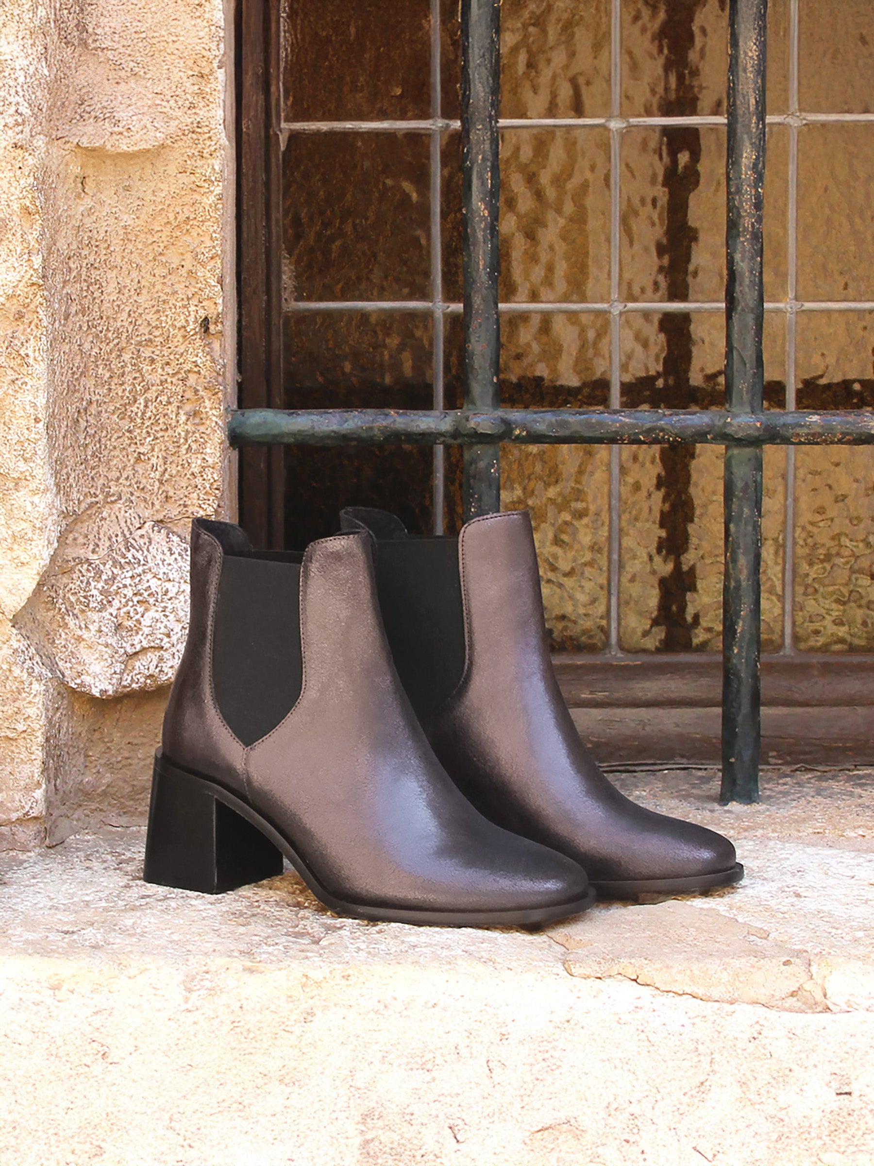 vue posée bottines chelsea talon cuir irise noir jules jenn