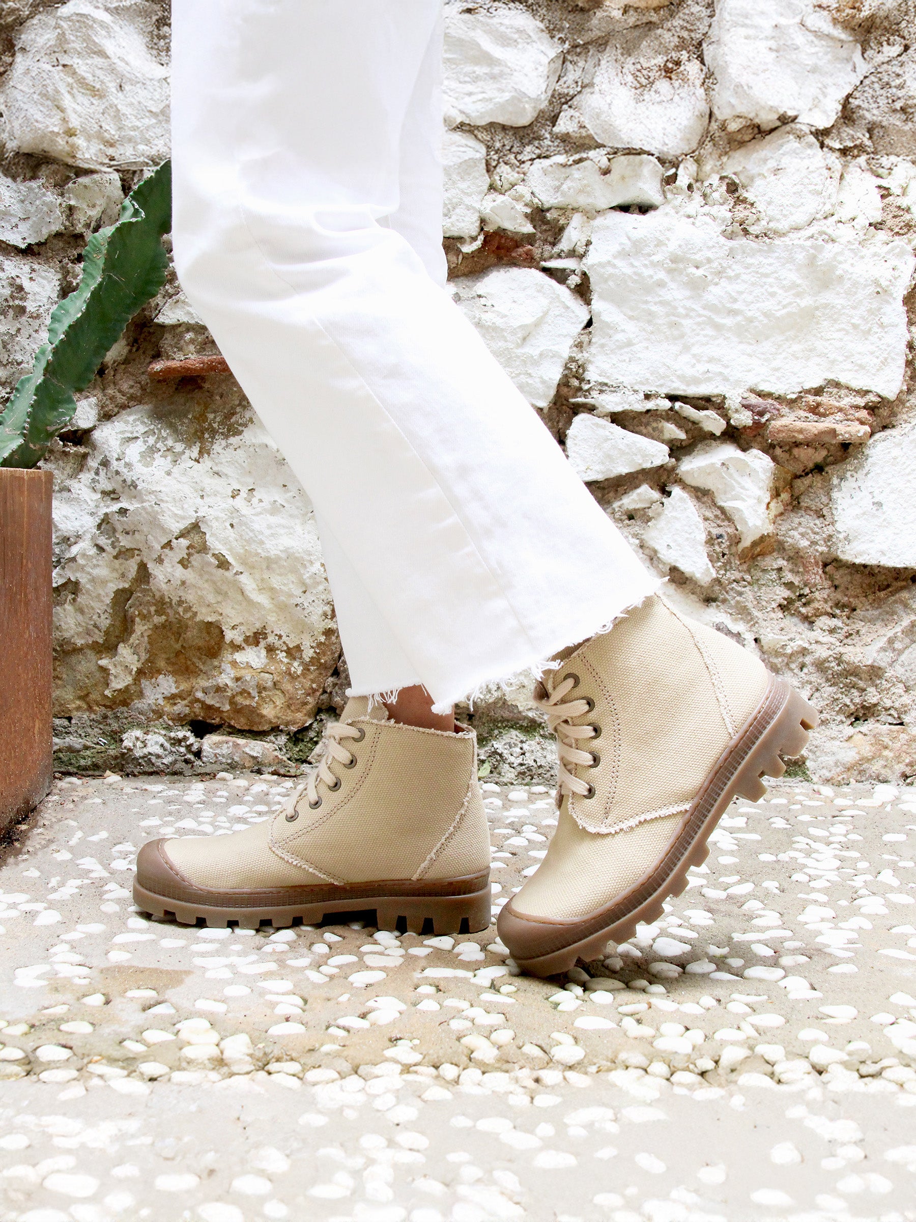 vue portée bottines lacet crantees toile recyclee camel jules & jenn