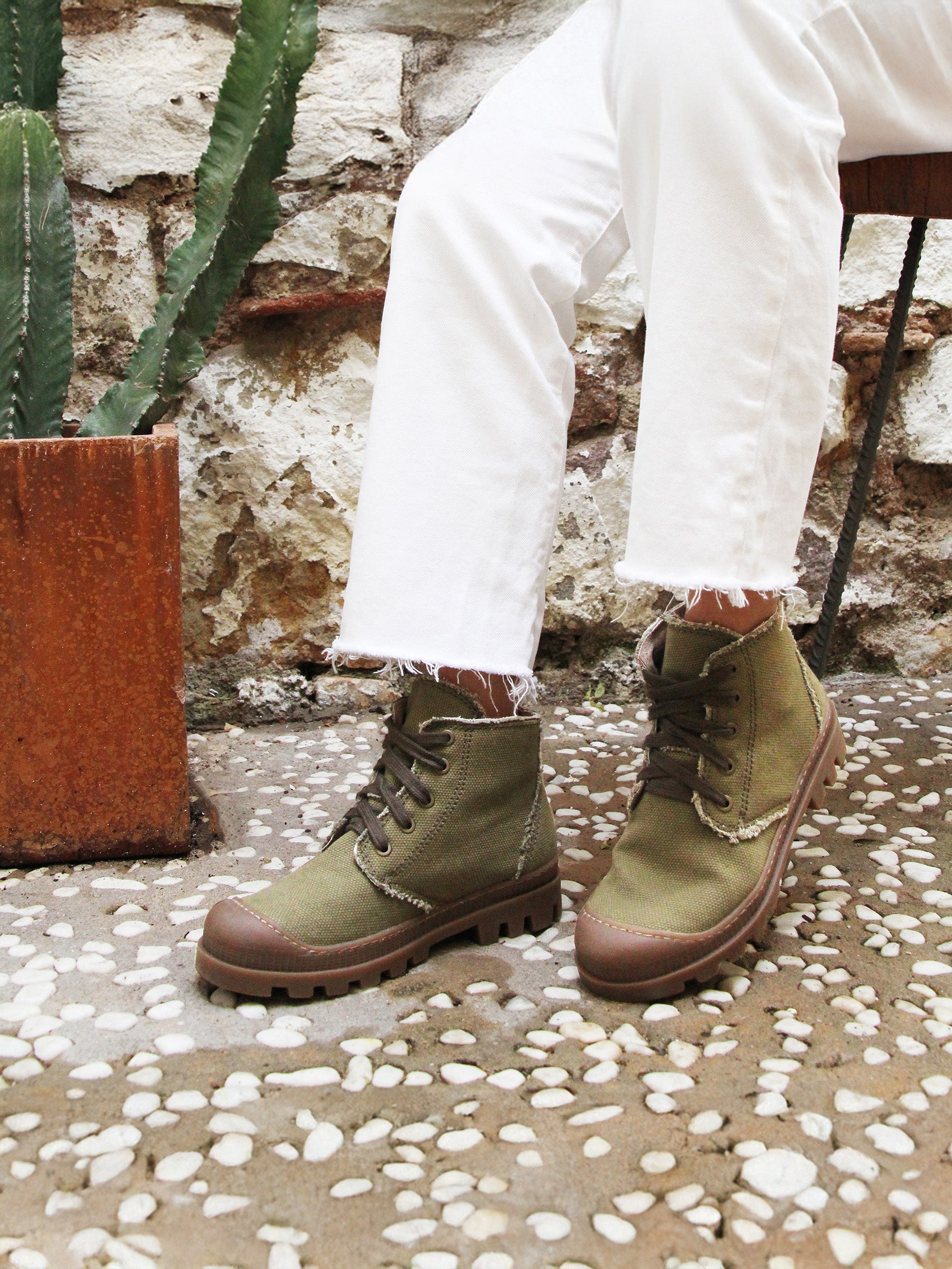 vue portée bottines lacet crantees toile recyclee kaki jules & jenn