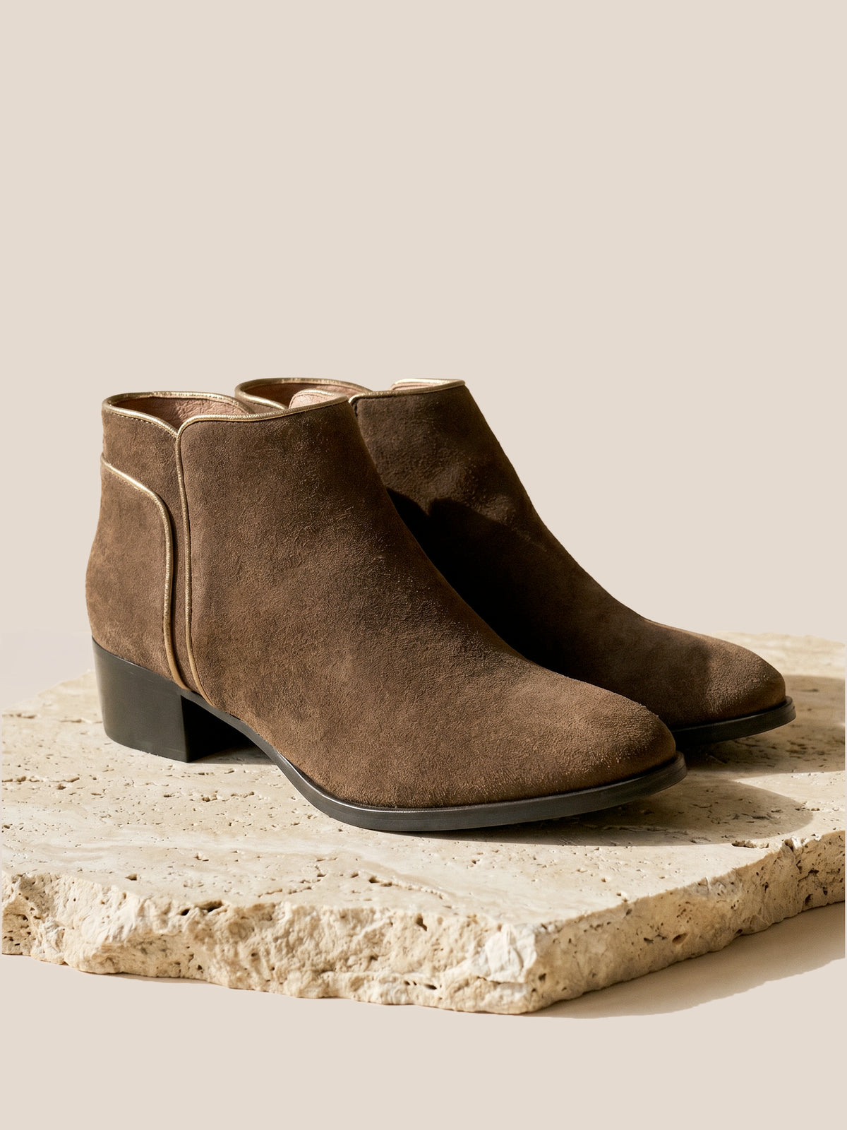 photo vue posee bottines moyen talon cuir daim marron jules jenn