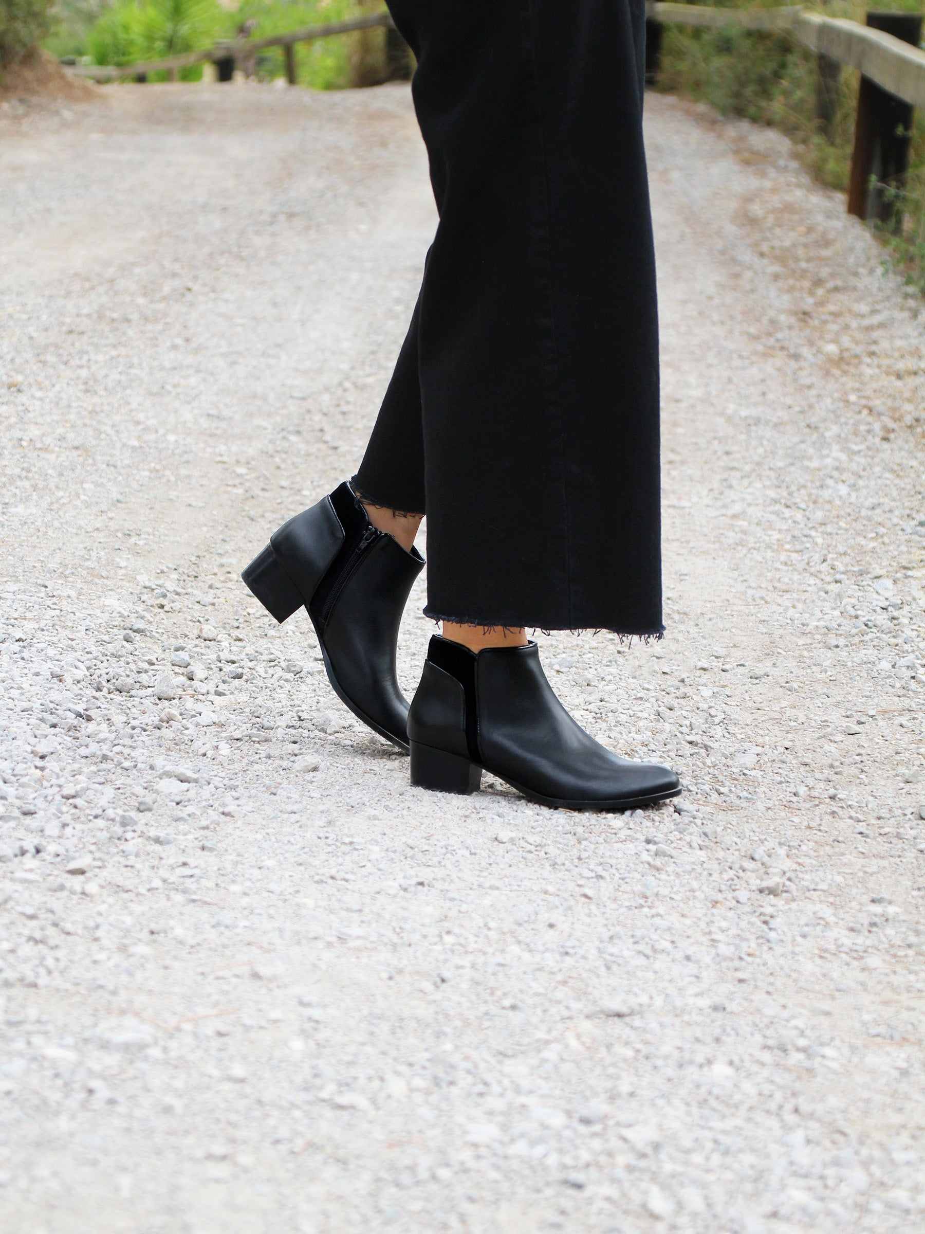 vue portée bottines moyen talon cuir noir jules & jenn