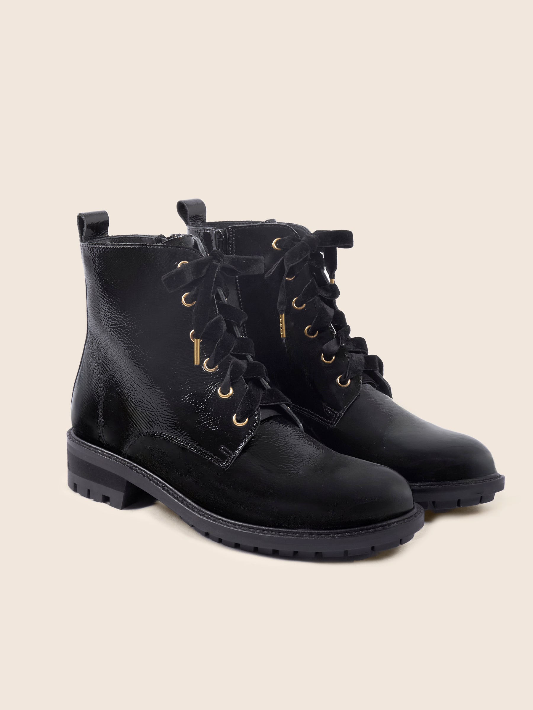 photo vue avant bottines plates lacet cuir vernis noir jules jenn