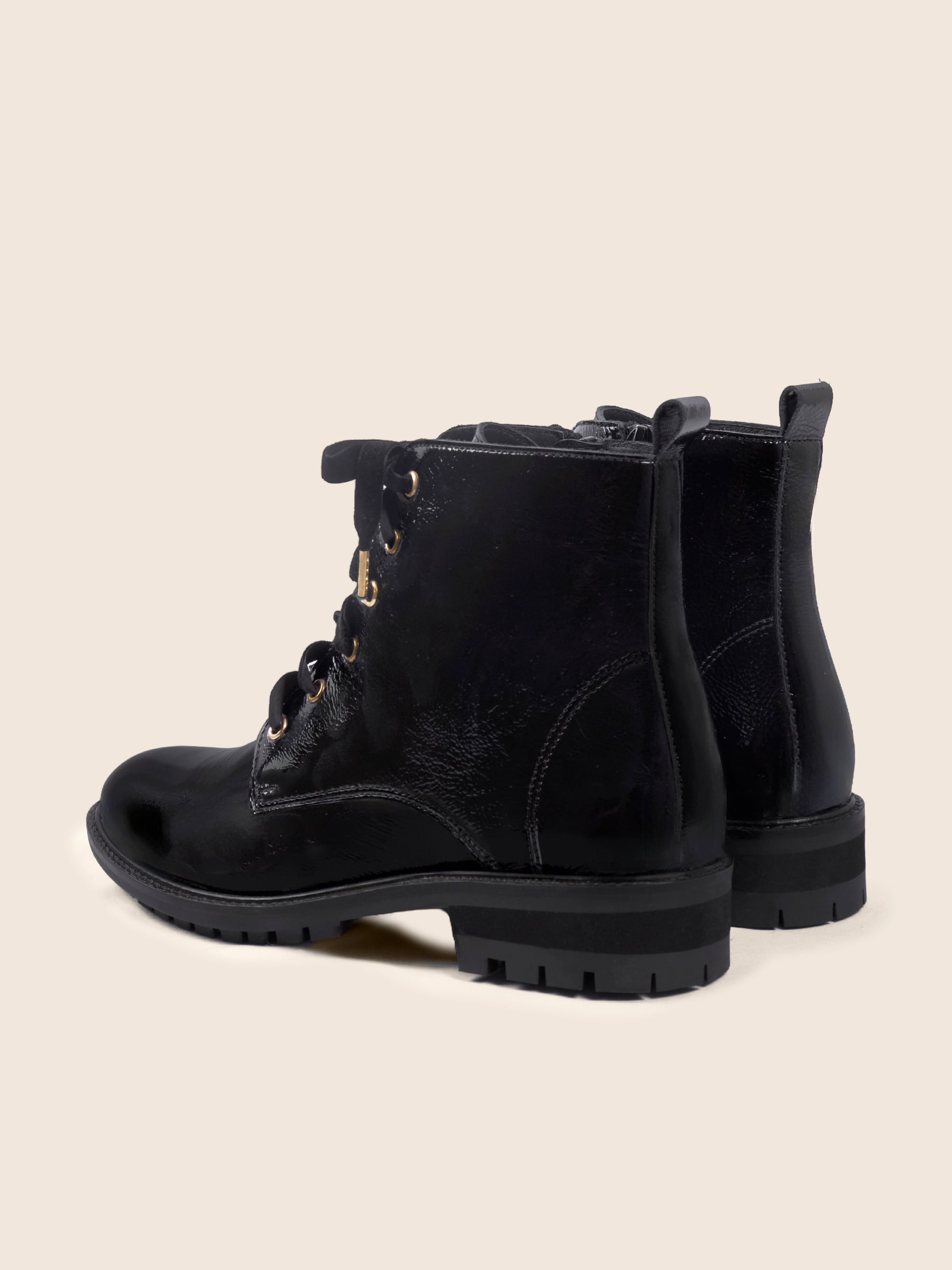 photo vue arriere bottines plates lacet cuir vernis noir jules jenn