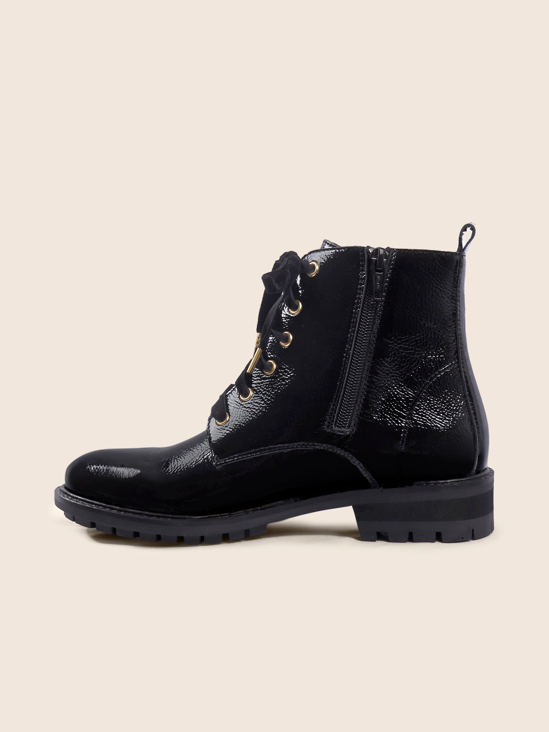 photo vue interieure bottines plates lacet cuir vernis noir jules jenn