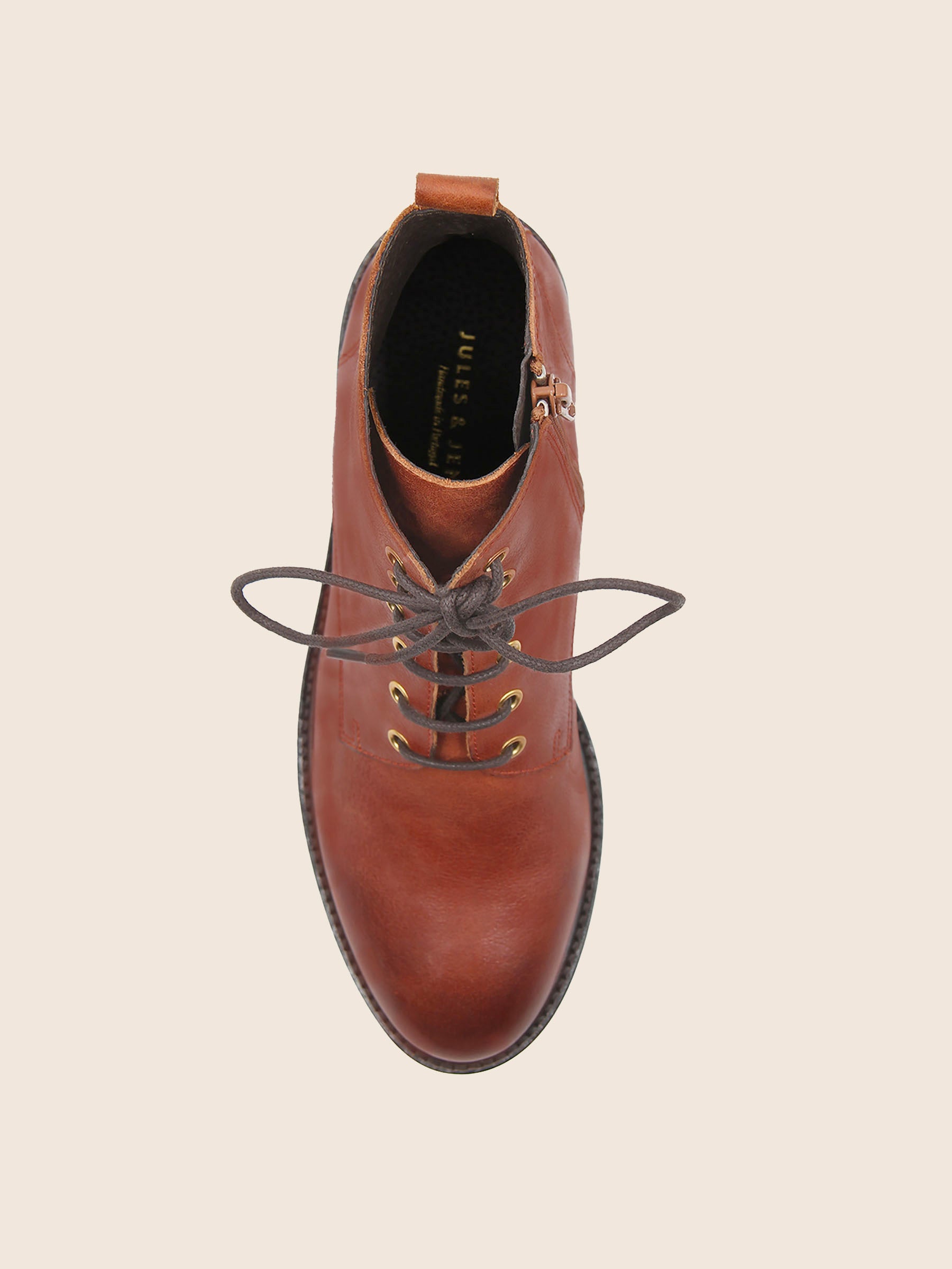 vue dessus bottines plates a lacets cuir cognac jules & jenn