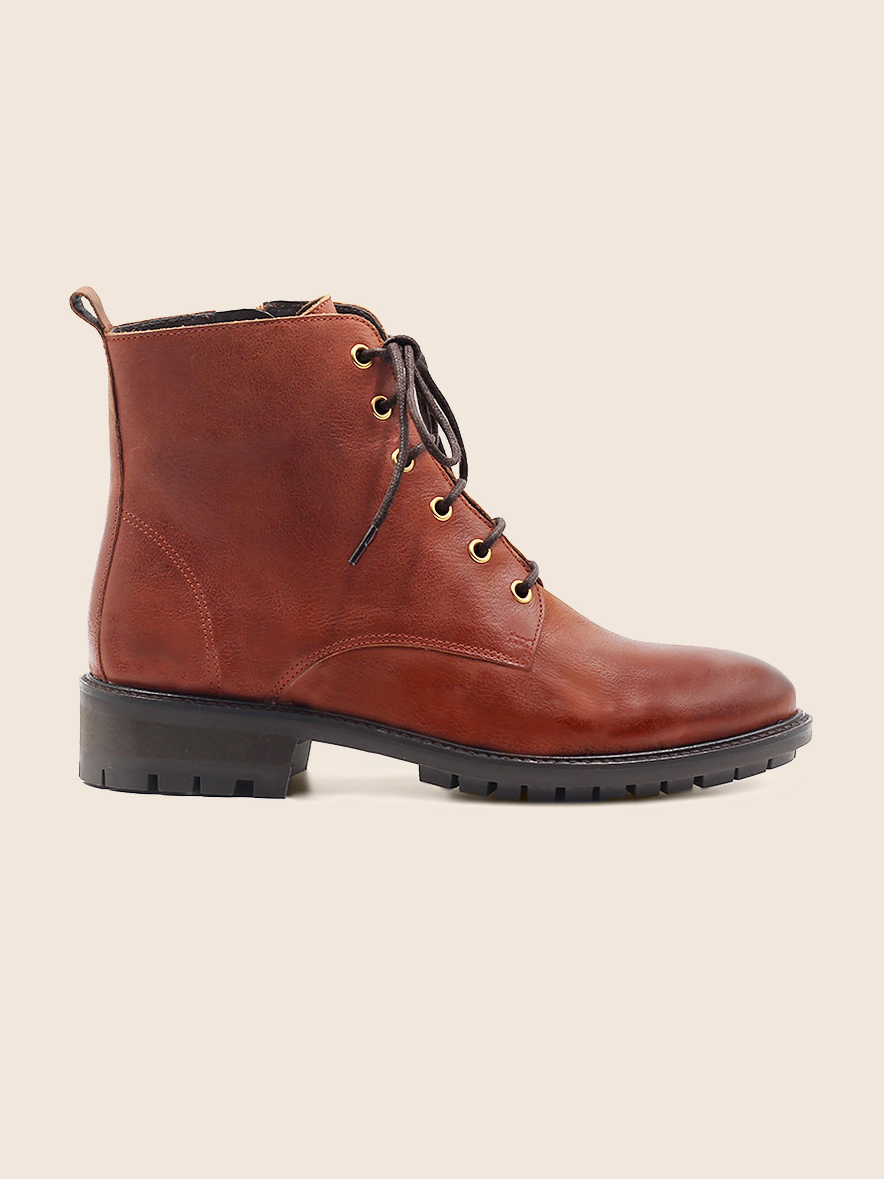 vue posée bottines plates a lacets cuir cognac jules & jenn