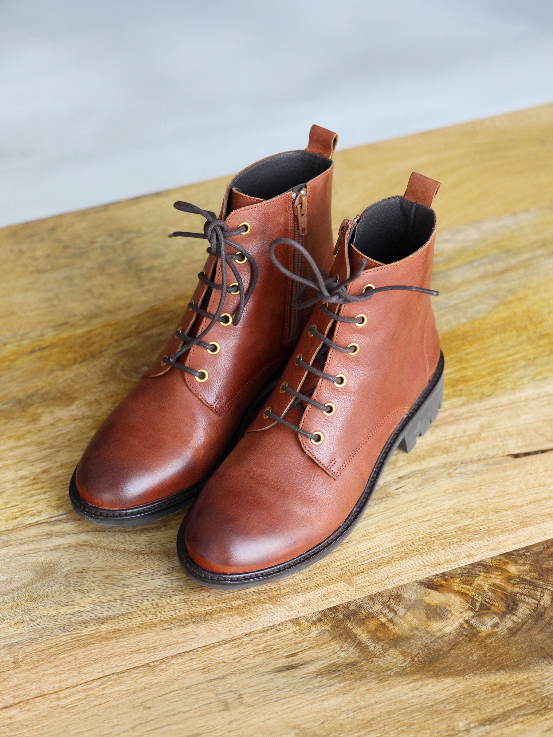 vue posée bottines plates a lacet cuir cognac jules & jenn