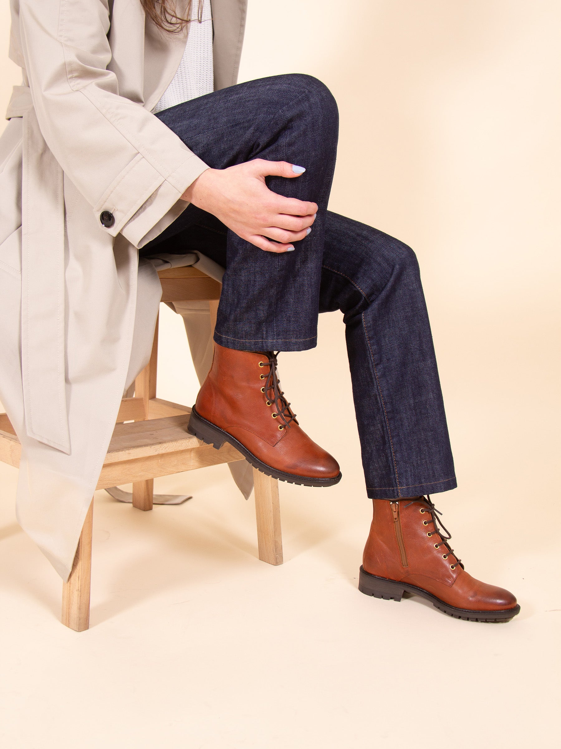 vue portée bottines plates a lacet cuir cognac jules & jenn