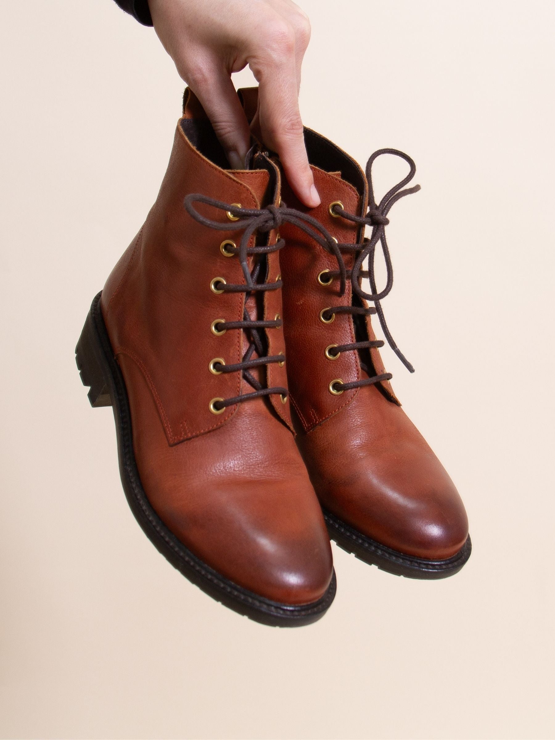 vue posée bottines plates a lacet cuir cognac jules & jenn