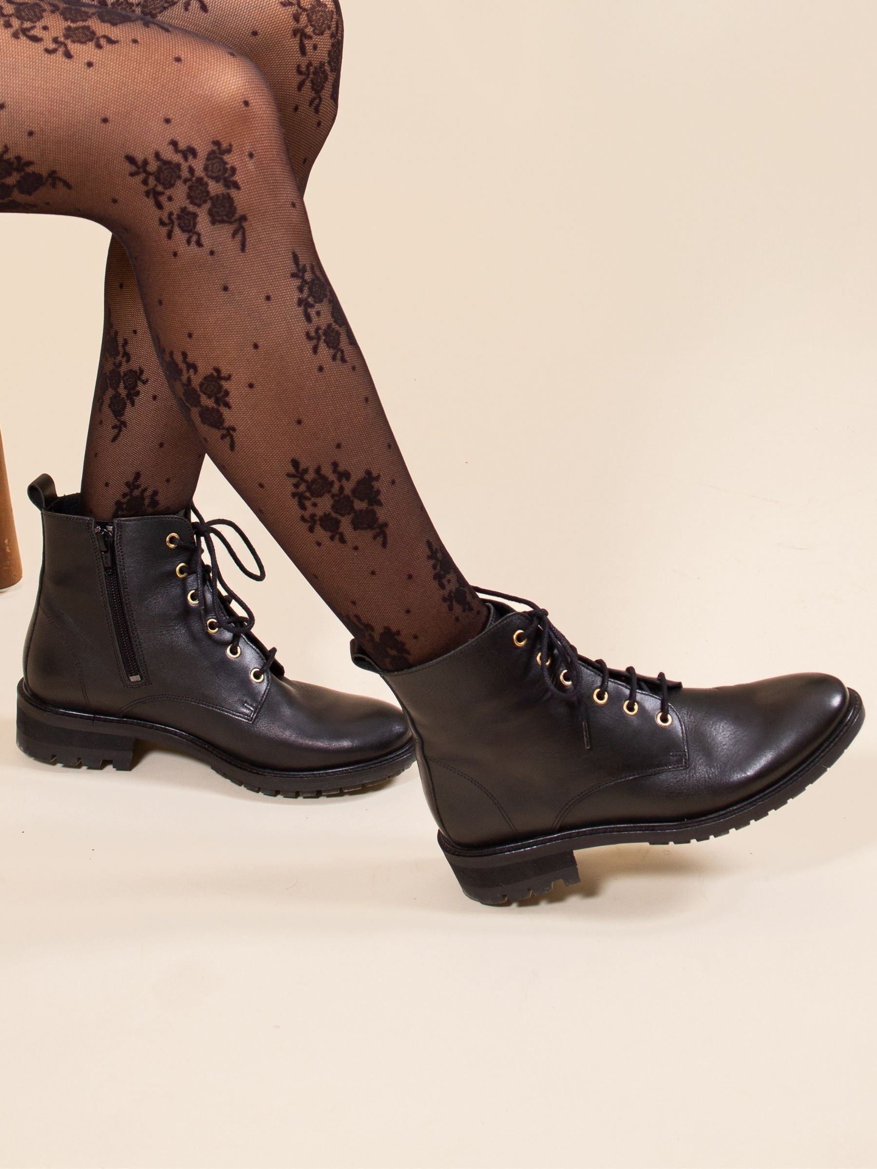 vue portée bottines plates a lacet cuir noir jules & jenn