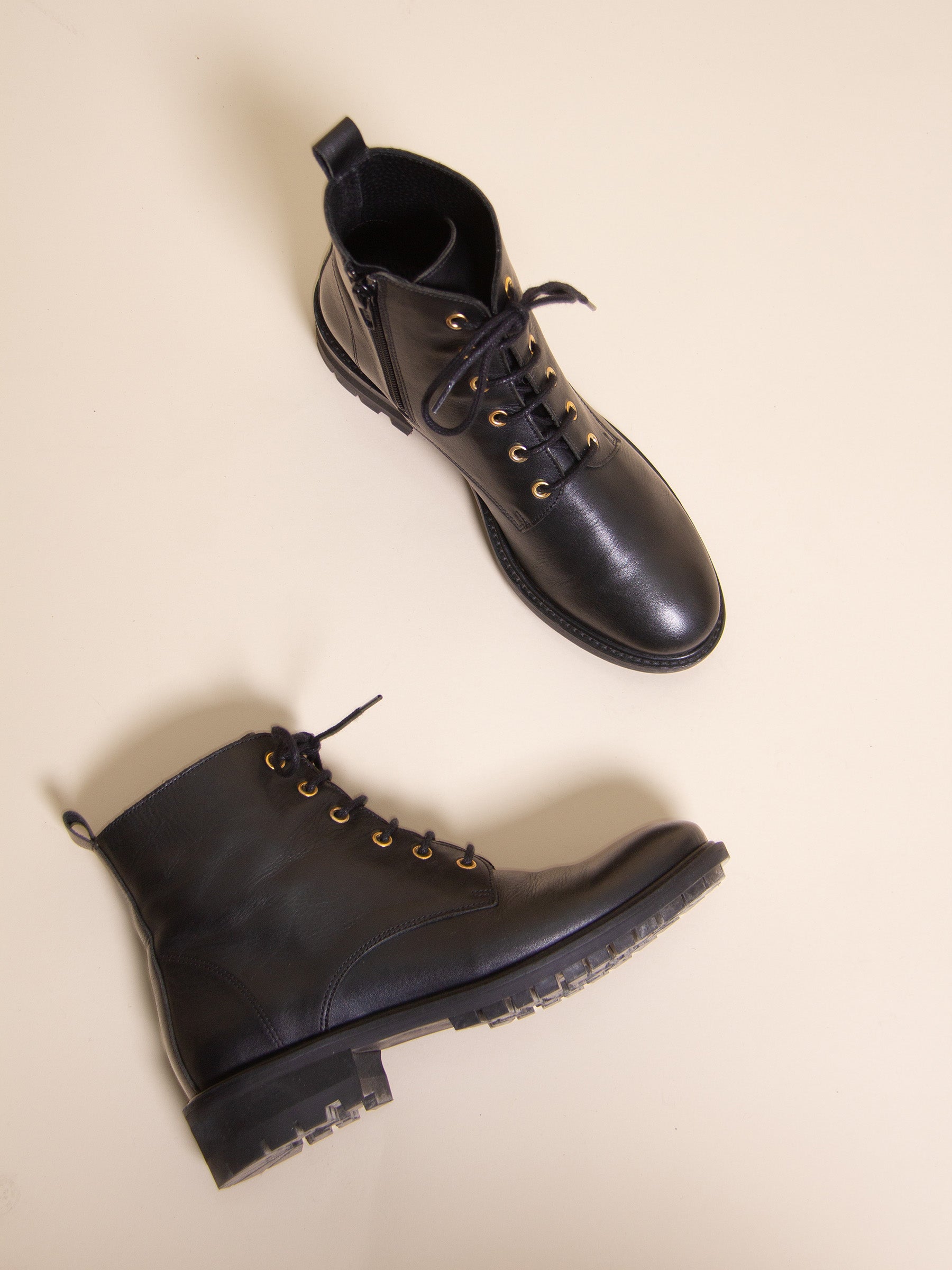 vue posée bottines plates a lacet cuir noir jules & jenn